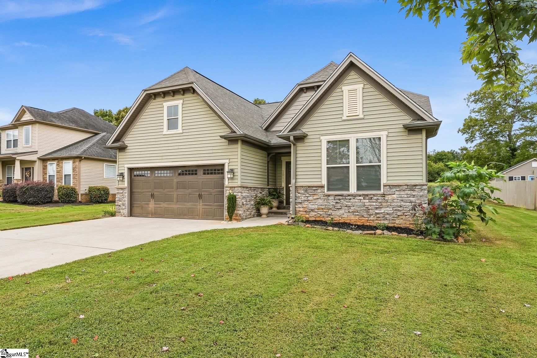 1011 Drakes Crossing Property Photo 1