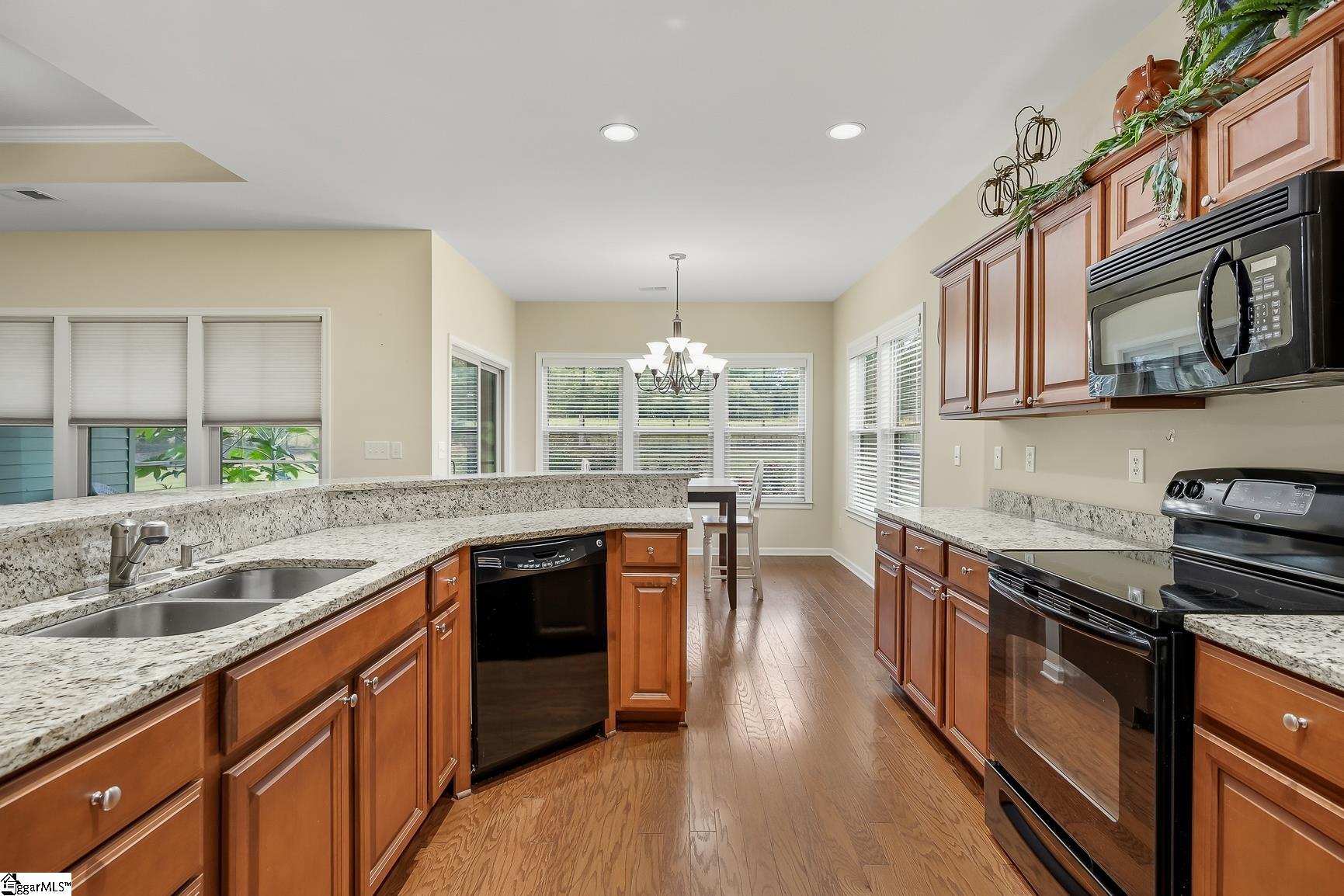 1011 Drakes Crossing Property Photo 6