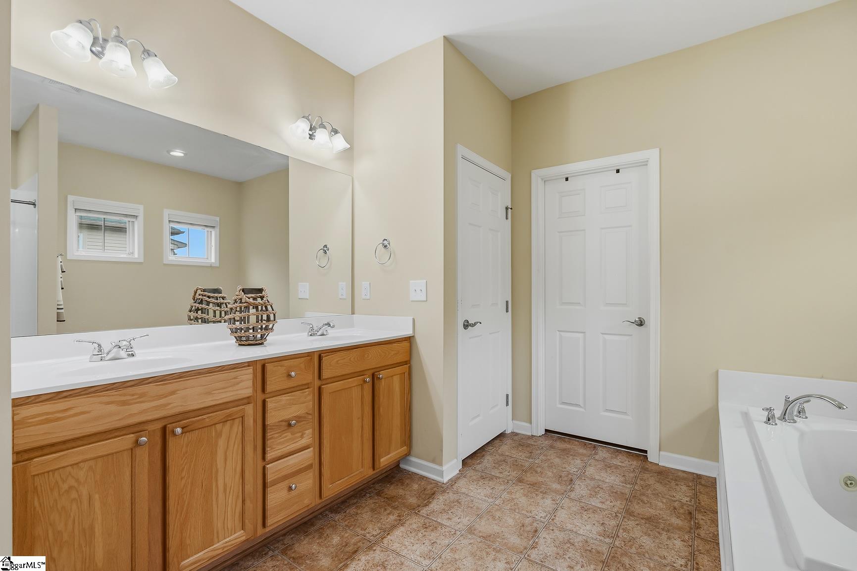 1011 Drakes Crossing Property Photo 10