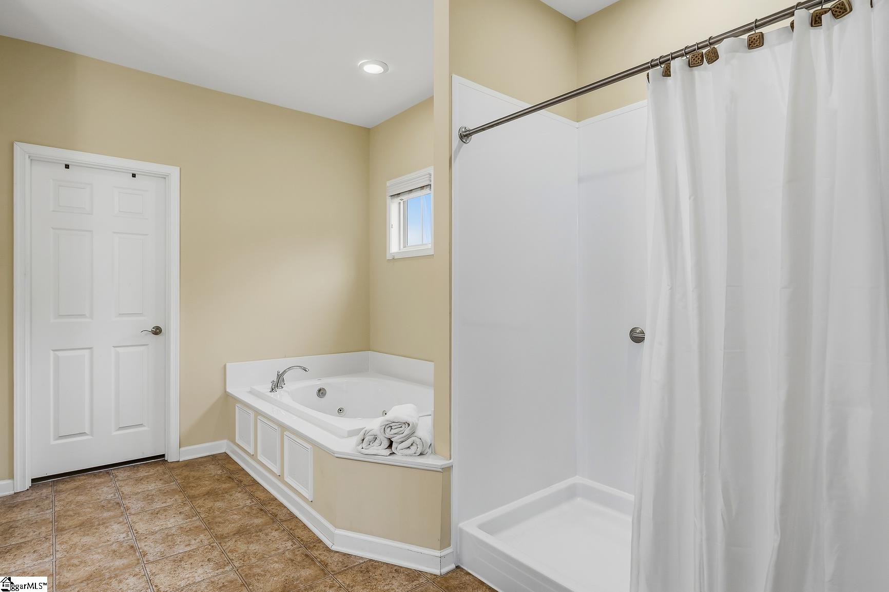 1011 Drakes Crossing Property Photo 11
