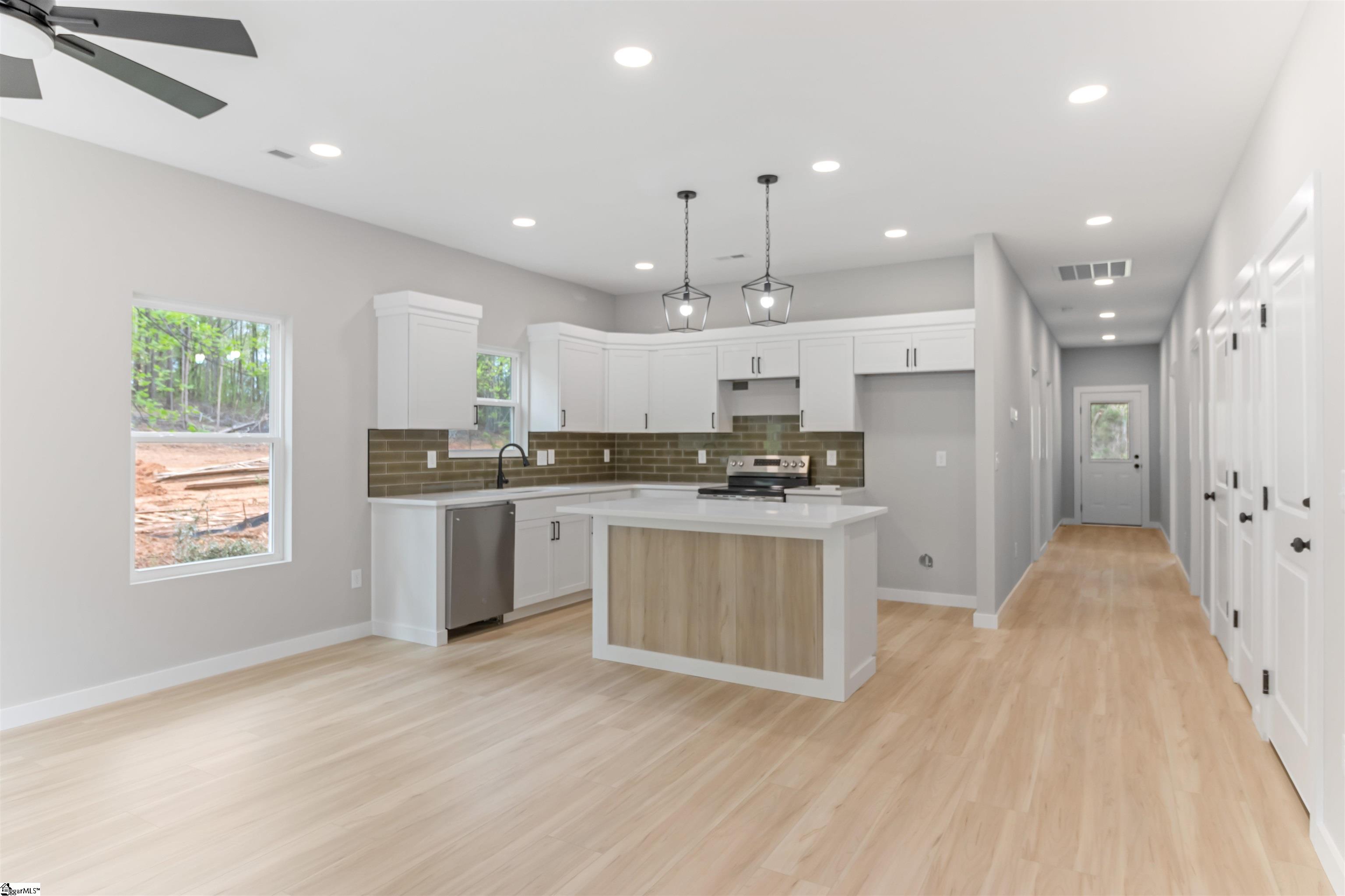189 N Georgia Avenue Property Photo 6