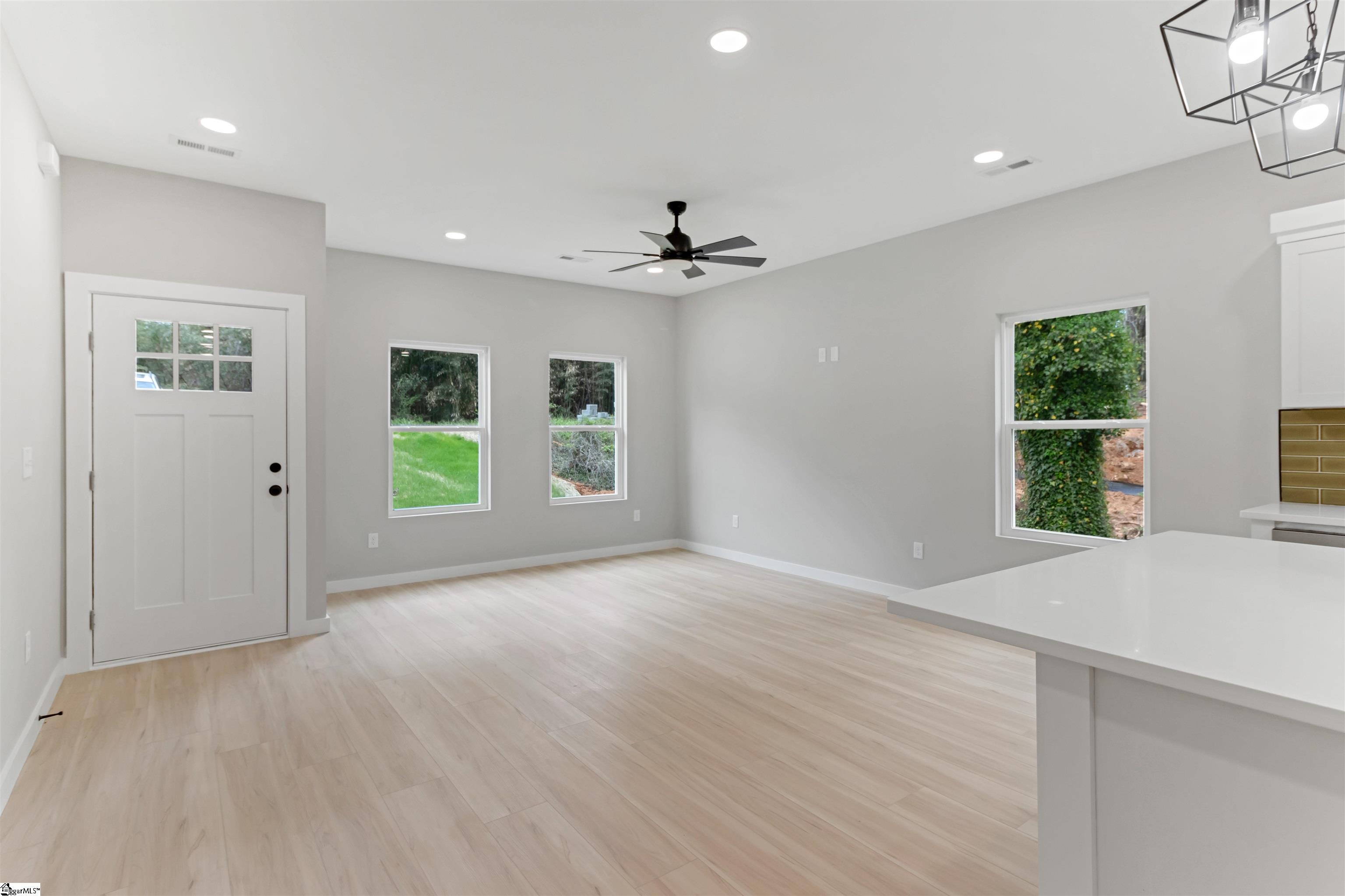 189 N Georgia Avenue Property Photo 8