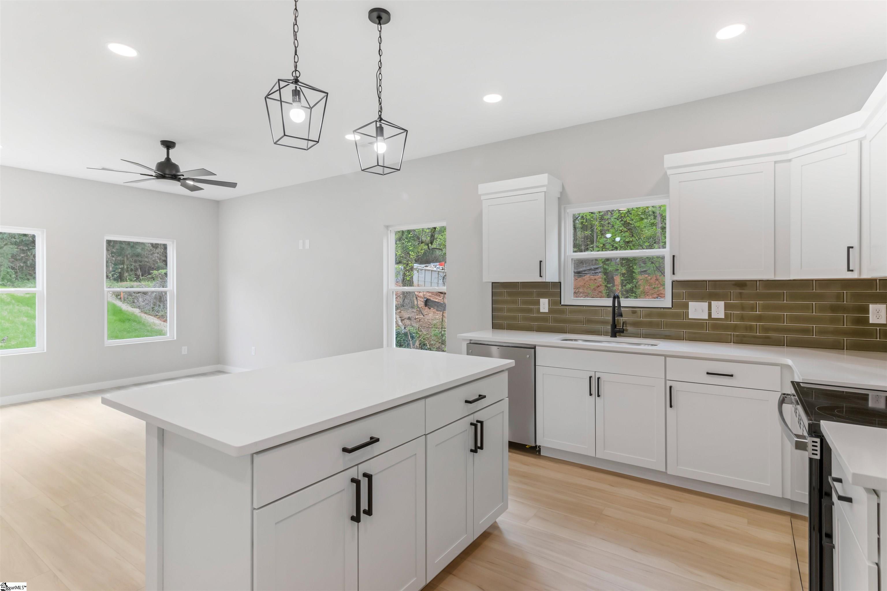 189 N Georgia Avenue Property Photo 12