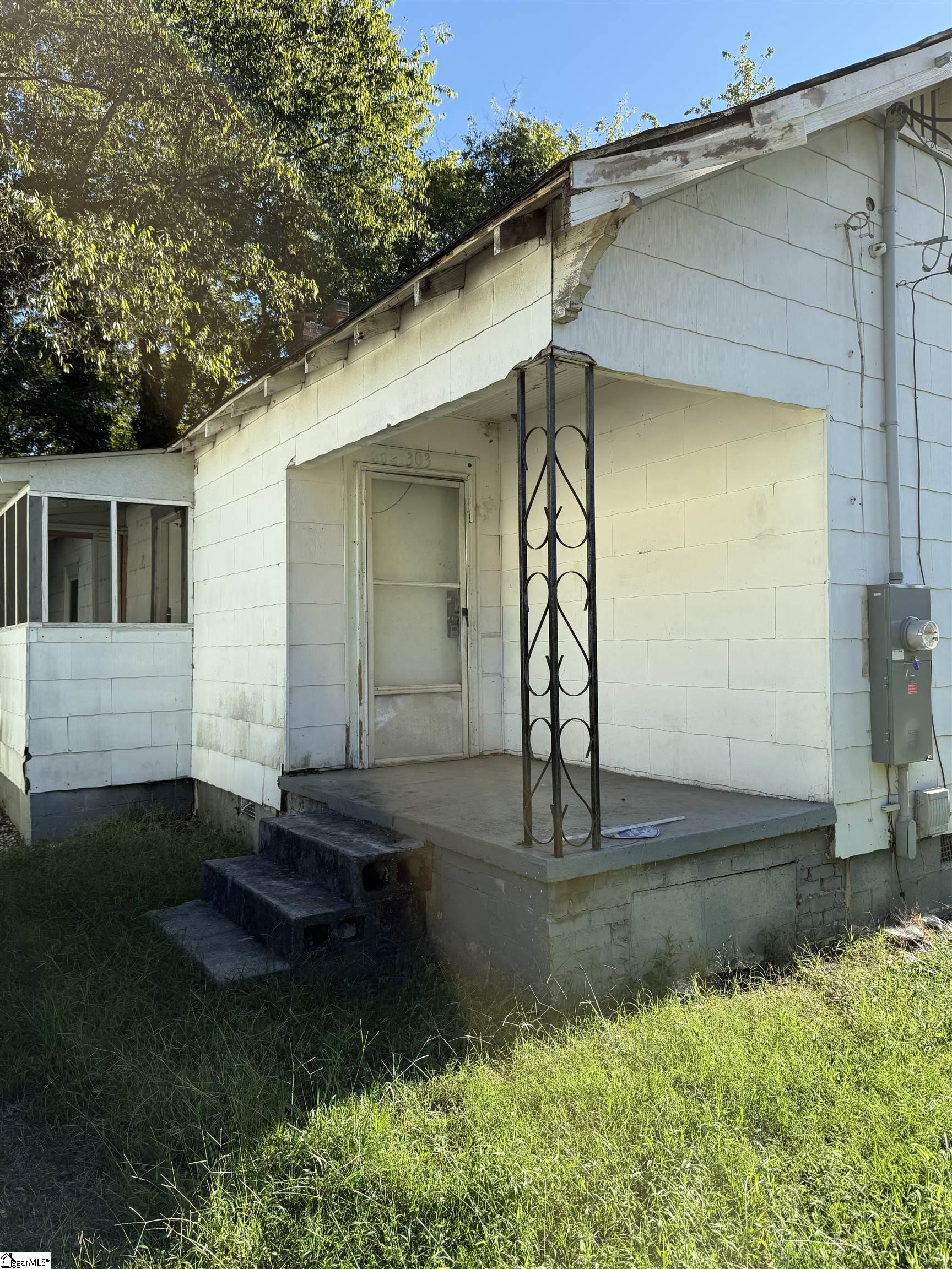 303 W Mauldin Street Property Photo 1