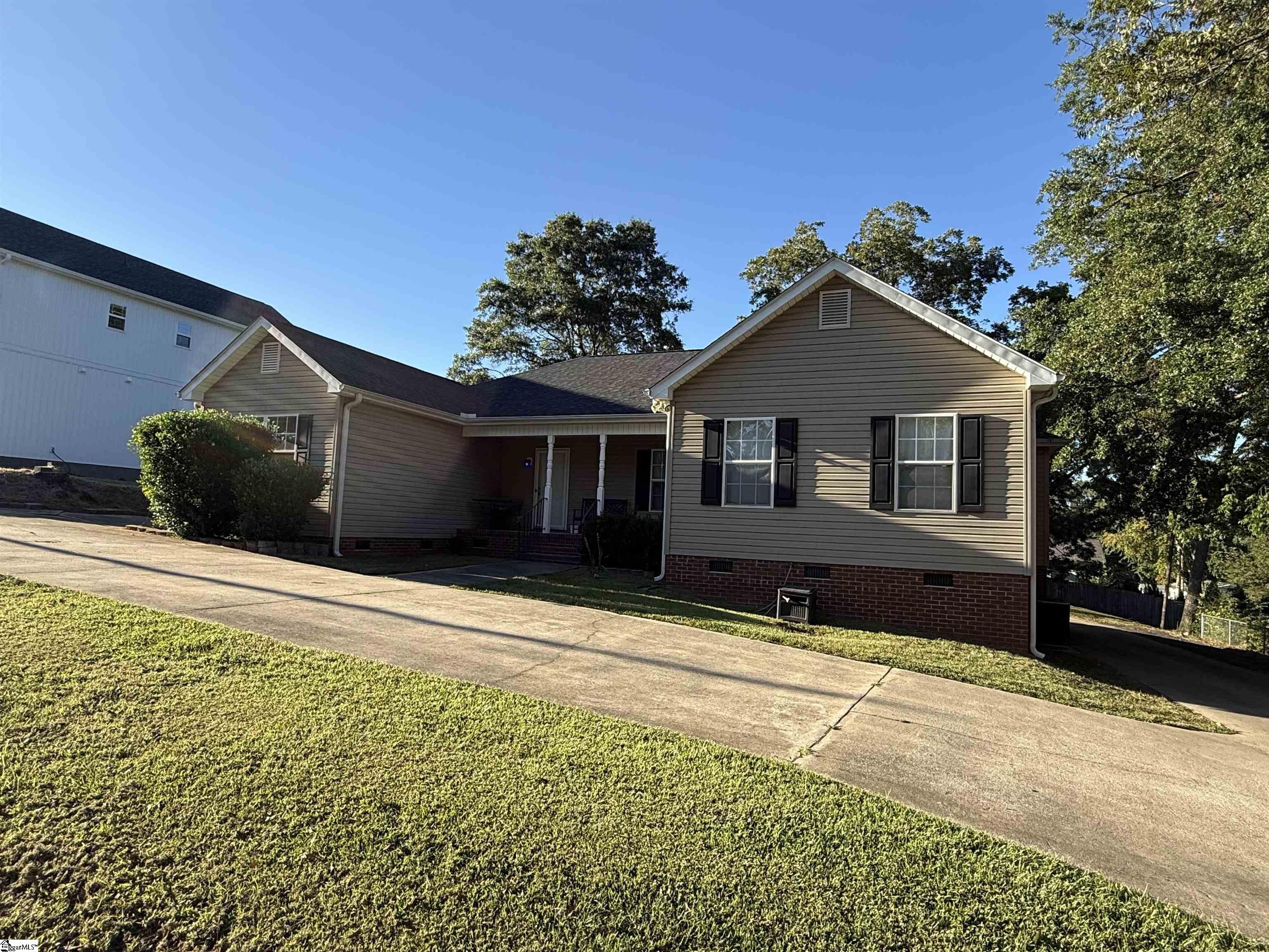 211 Wildwood Drive Property Photo 3