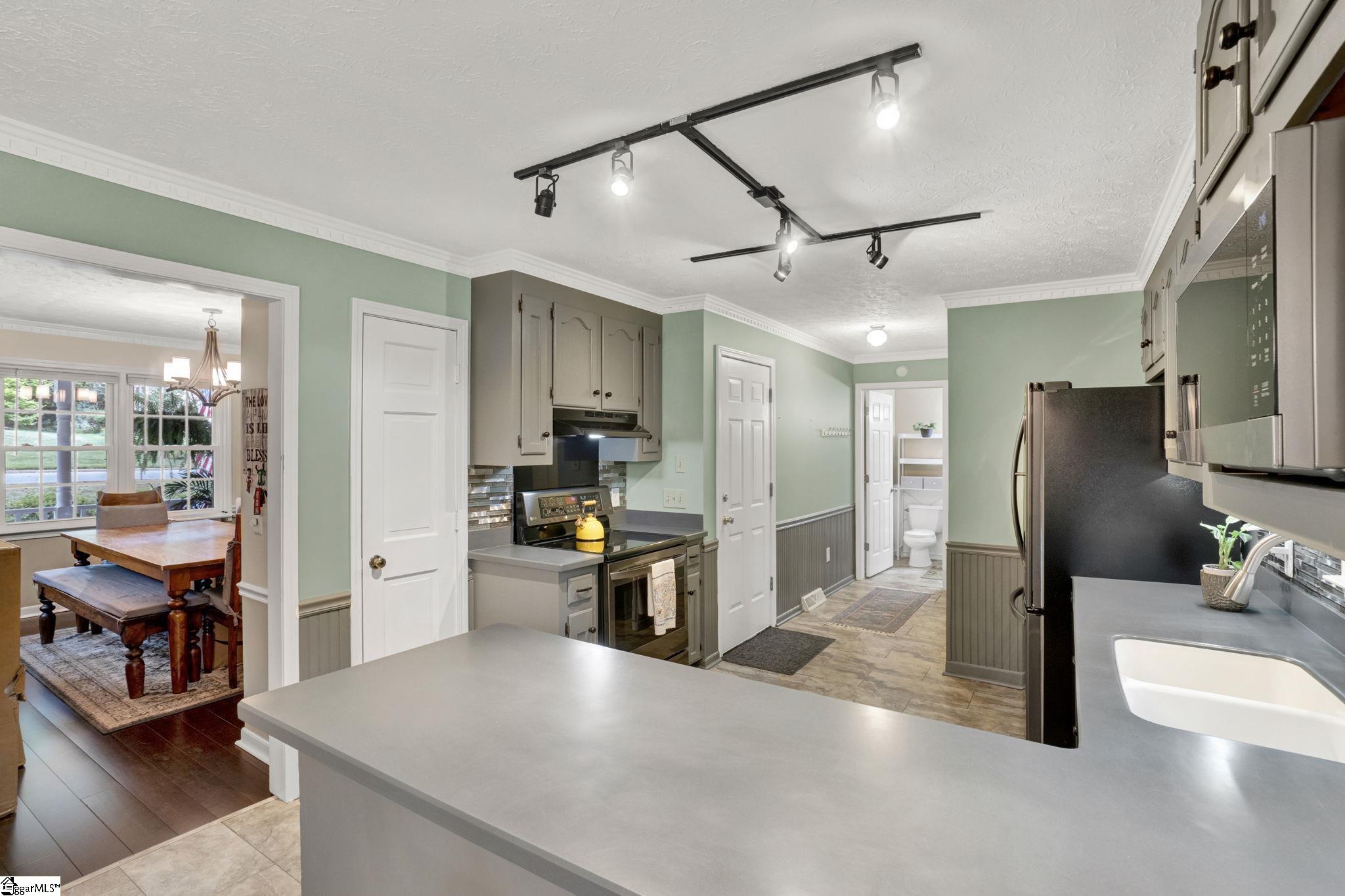 215 E Shefford Street Property Photo 10