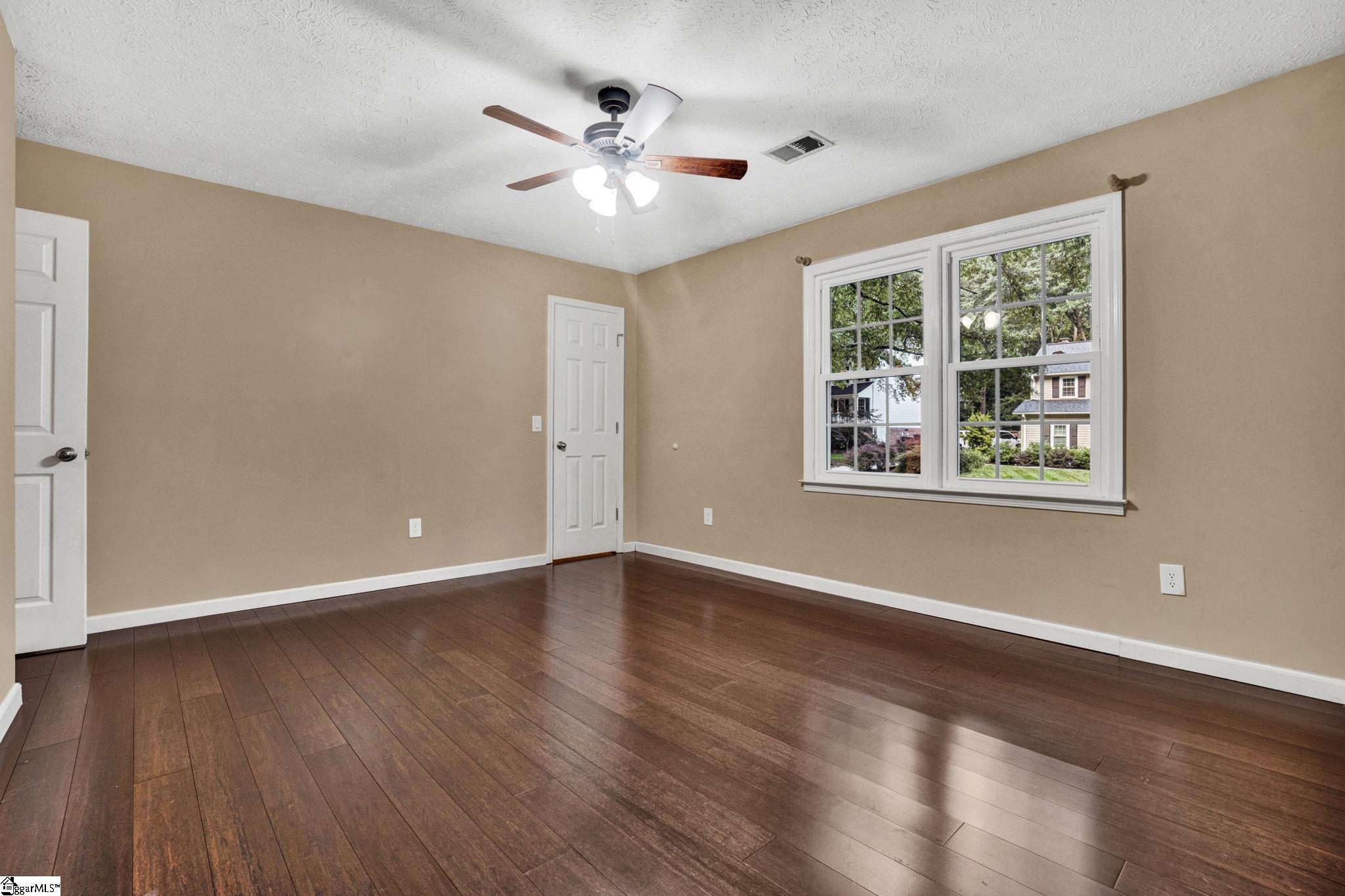 215 E Shefford Street Property Photo 18