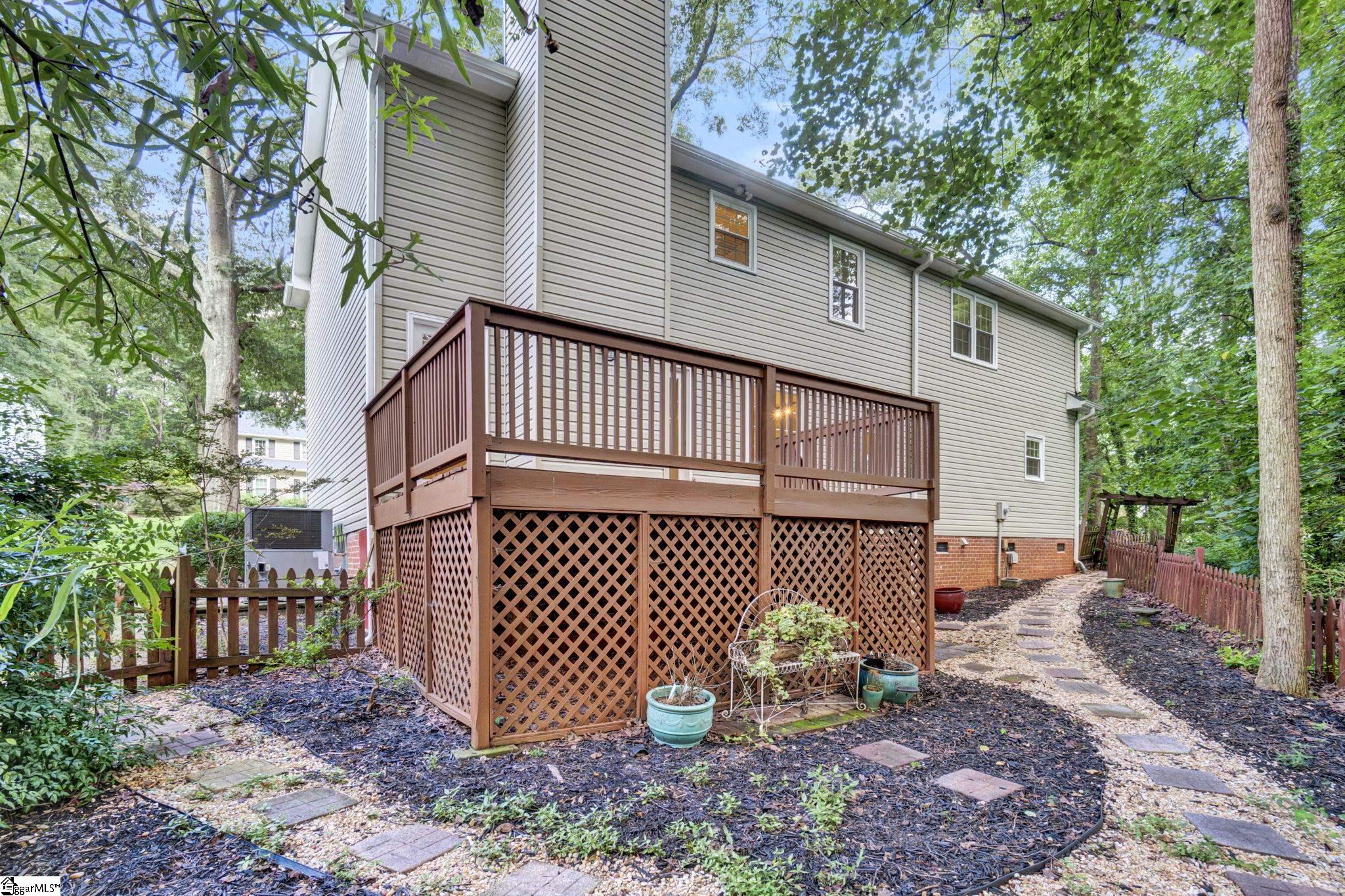 215 E Shefford Street Property Photo 25