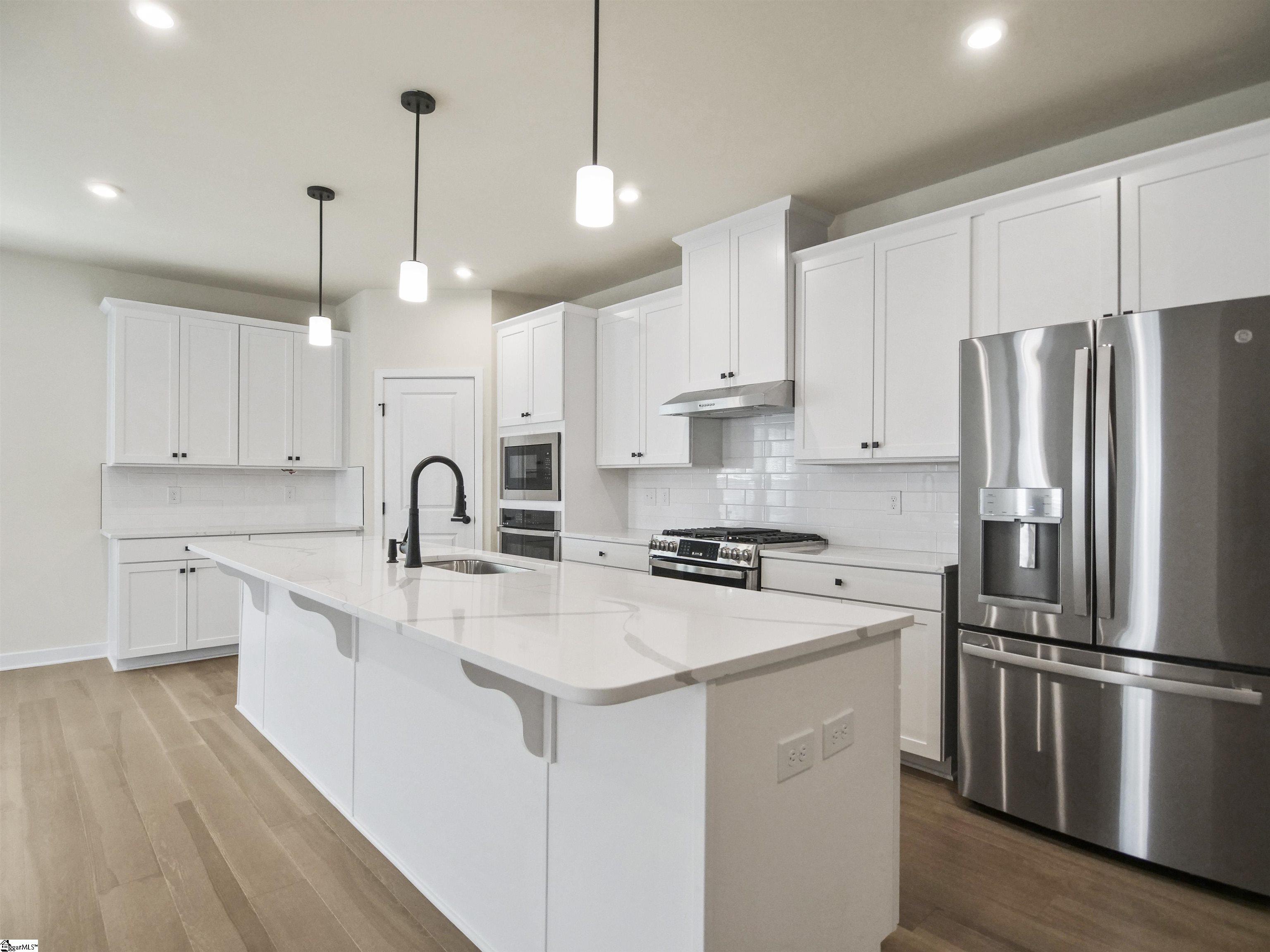 1605555 Property Photo 2
