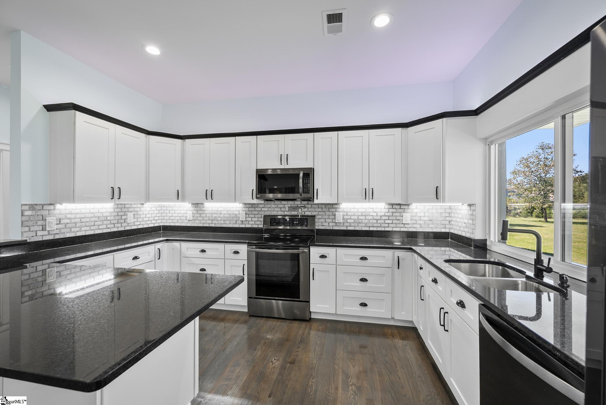 305 Waters Road Property Photo 13