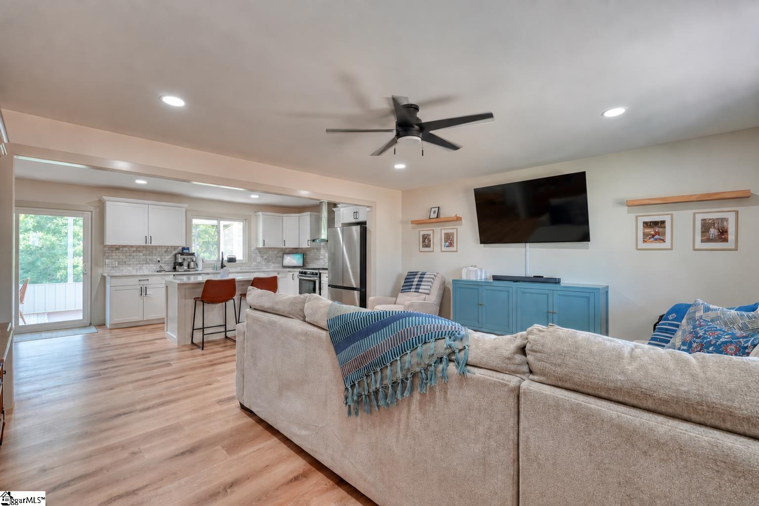 406 Creekside Drive Property Photo 4
