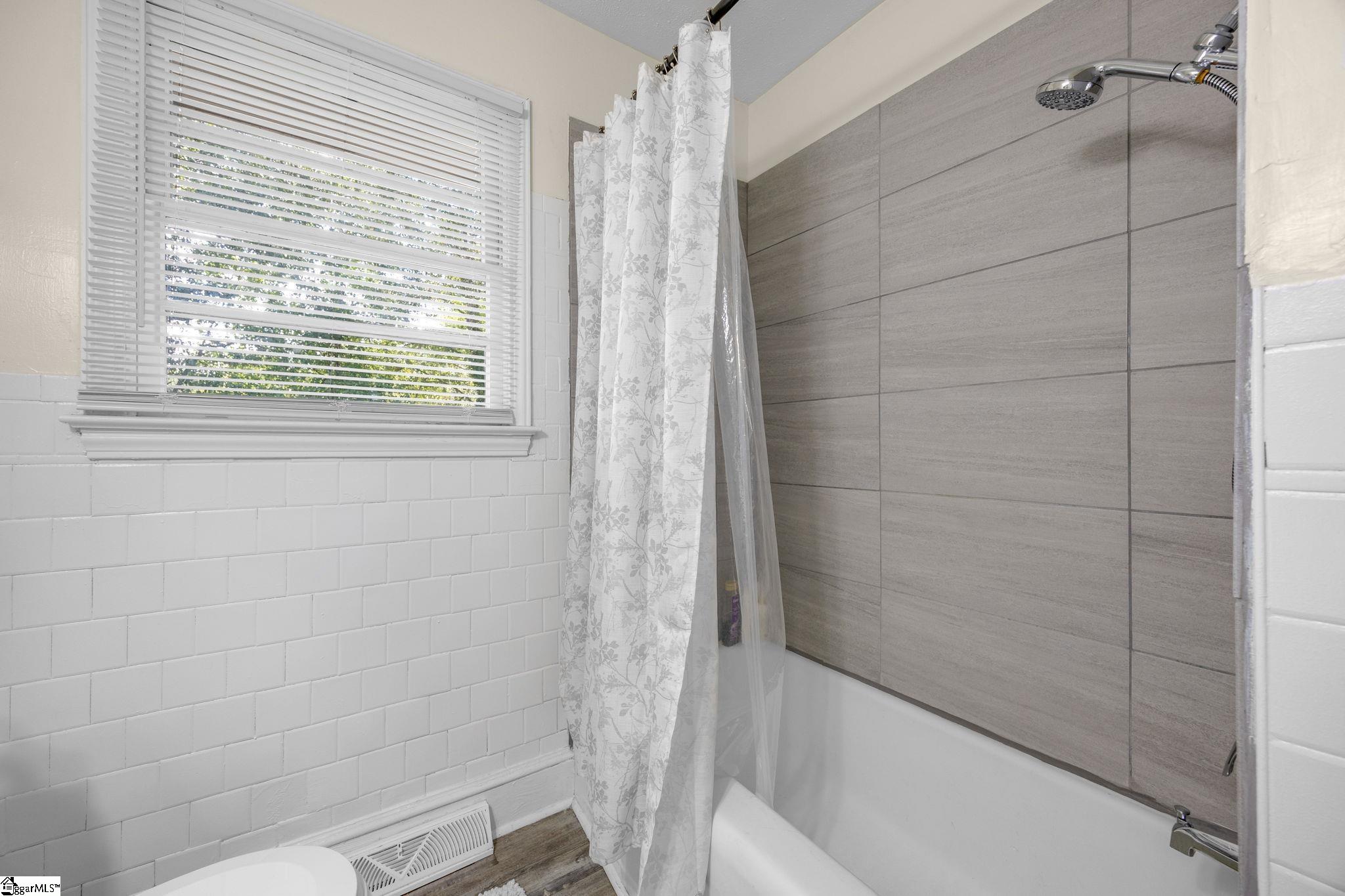 200 Pine Street Property Photo 22
