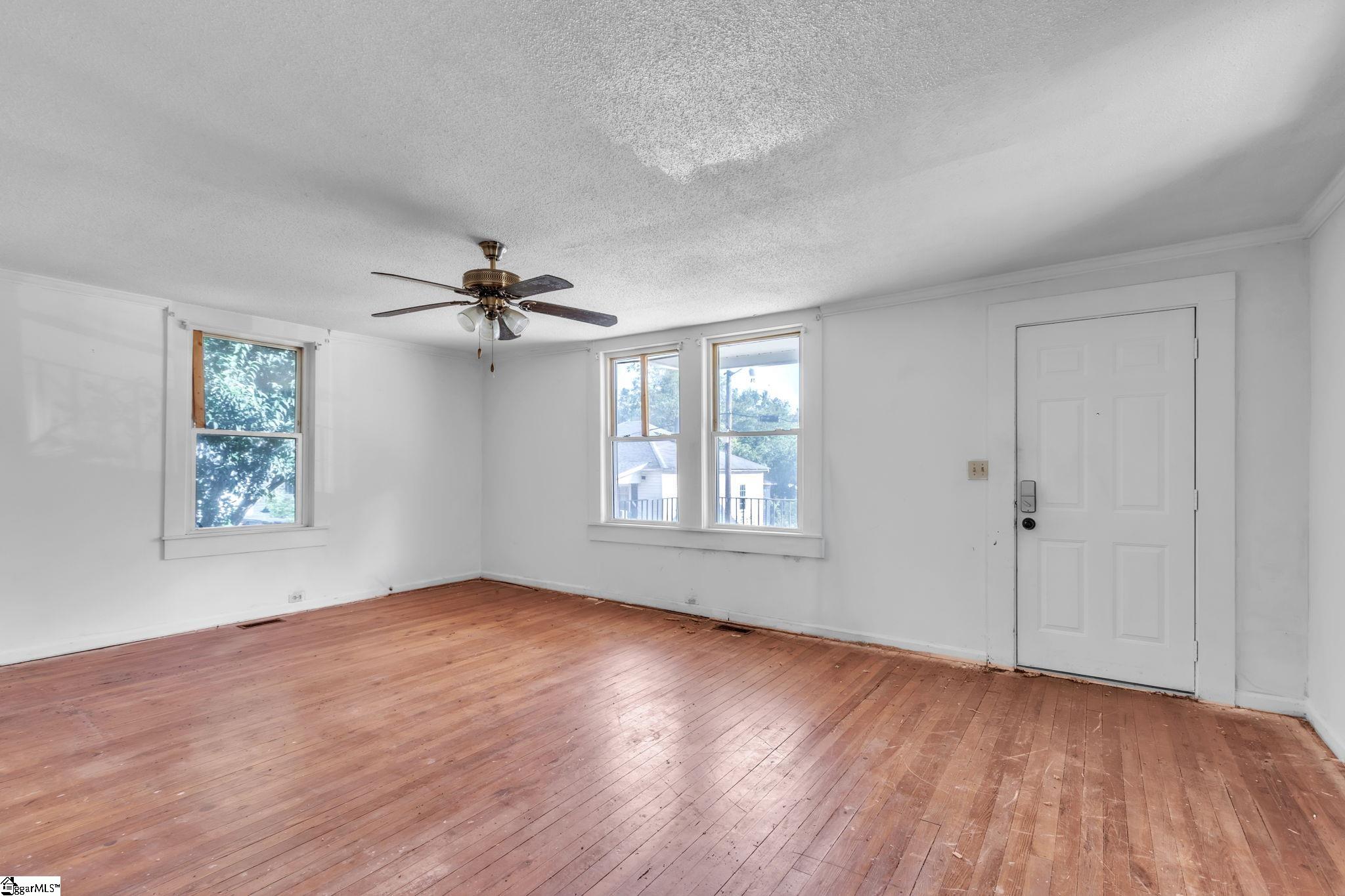 27 11th Street Property Photo 3