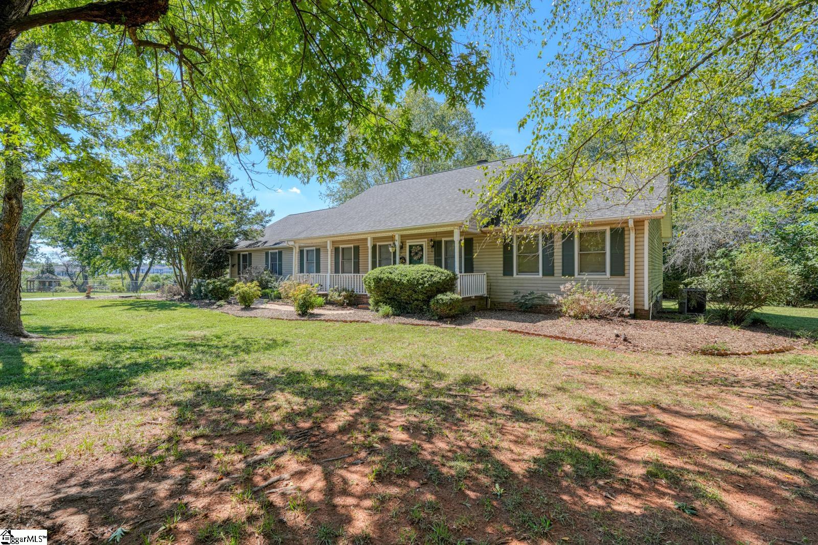404 Cresthaven Drive Property Photo 1