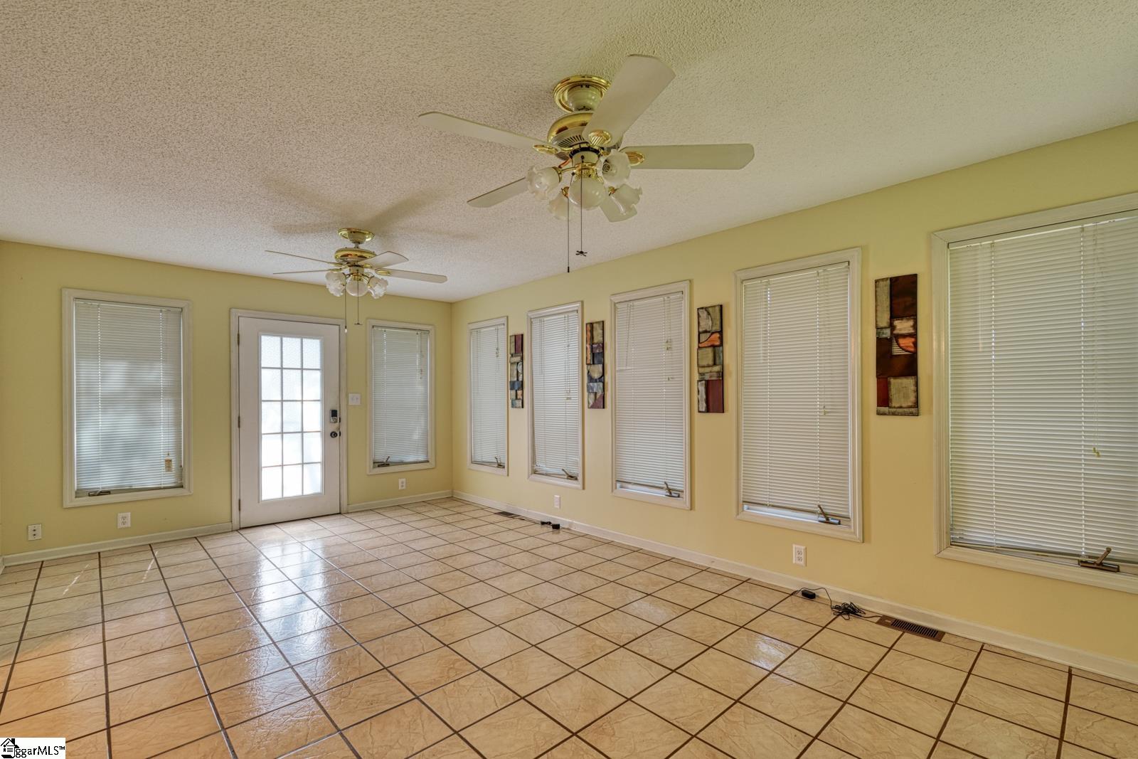404 Cresthaven Drive Property Photo 13