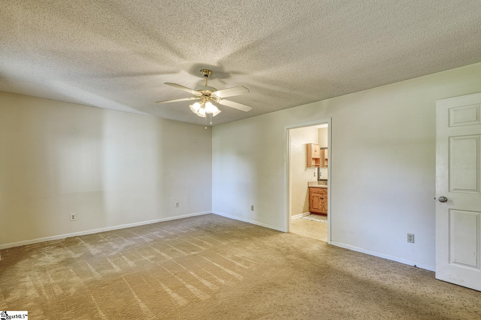 404 Cresthaven Drive Property Photo 21