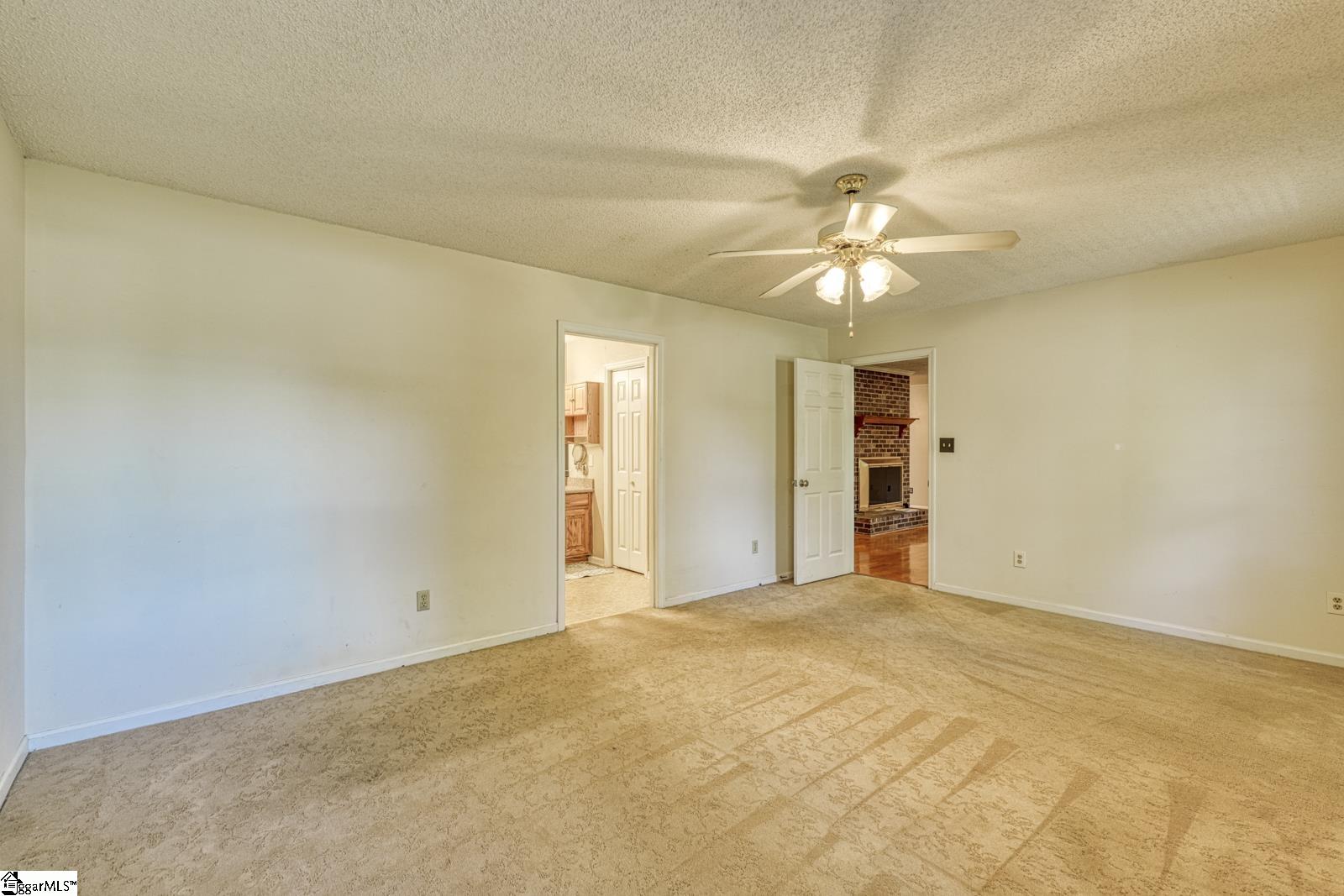 404 Cresthaven Drive Property Photo 22