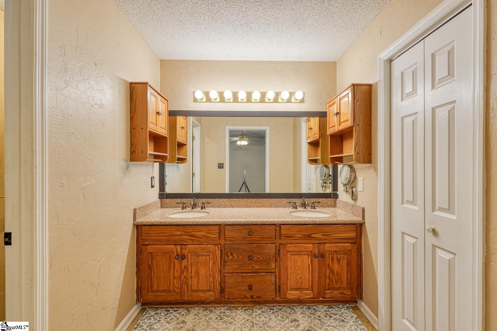 404 Cresthaven Drive Property Photo 24