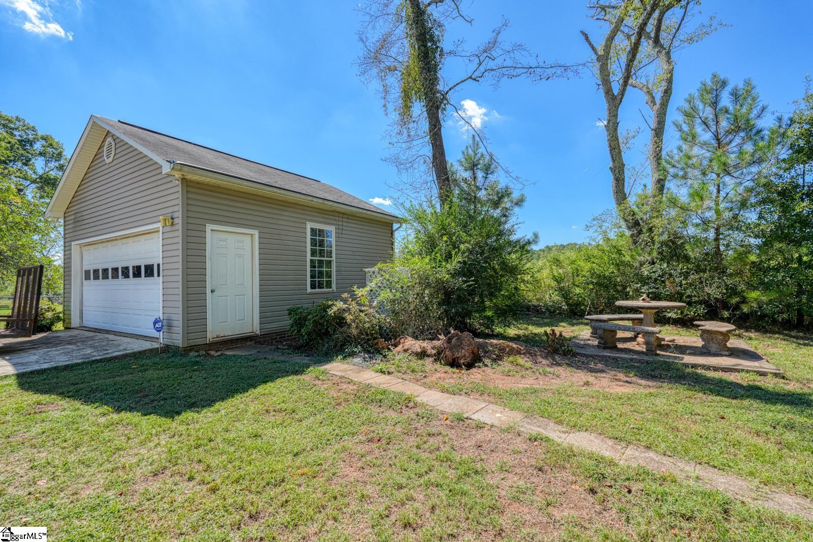 404 Cresthaven Drive Property Photo 33