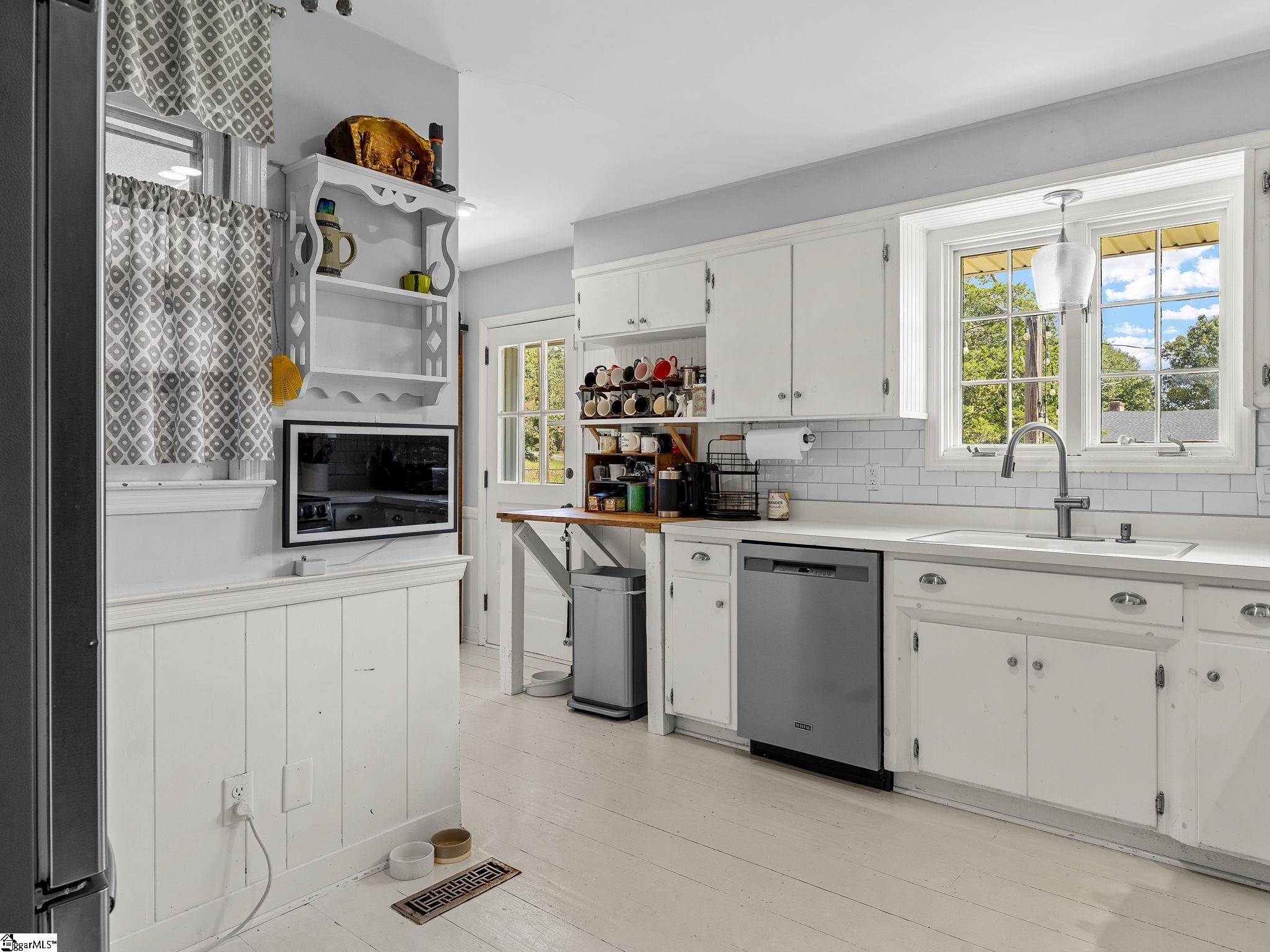400 Lake Forest Drive Property Photo 15