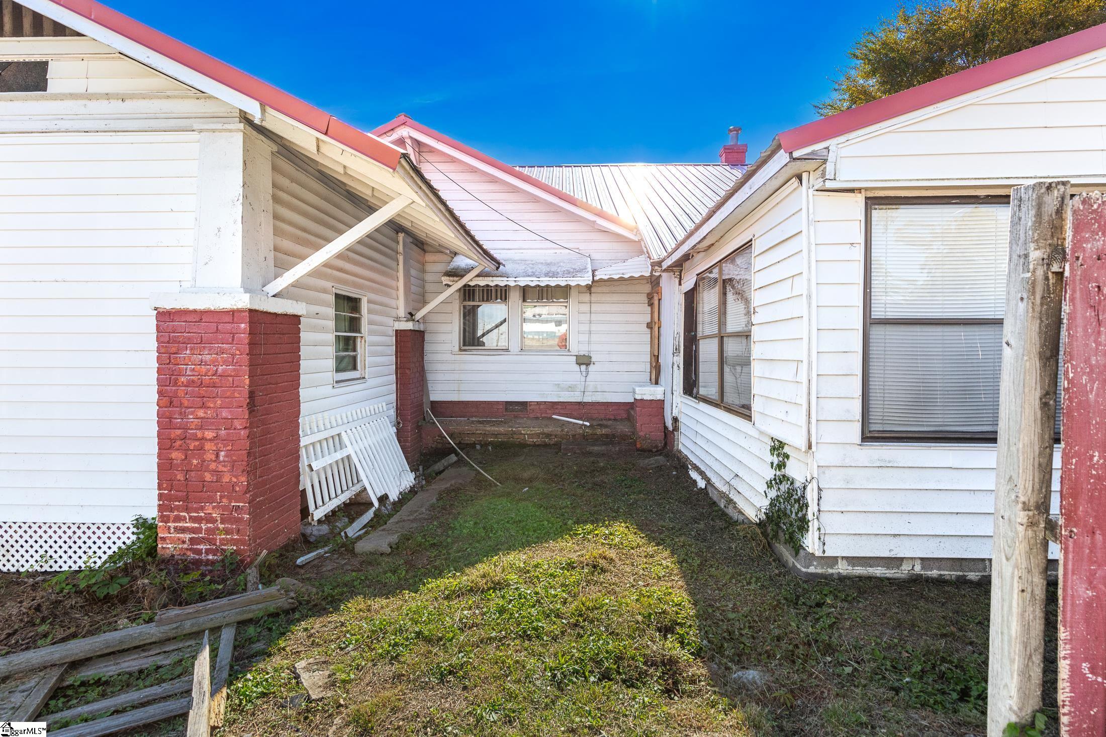 919 N Limestone Street Property Photo 5