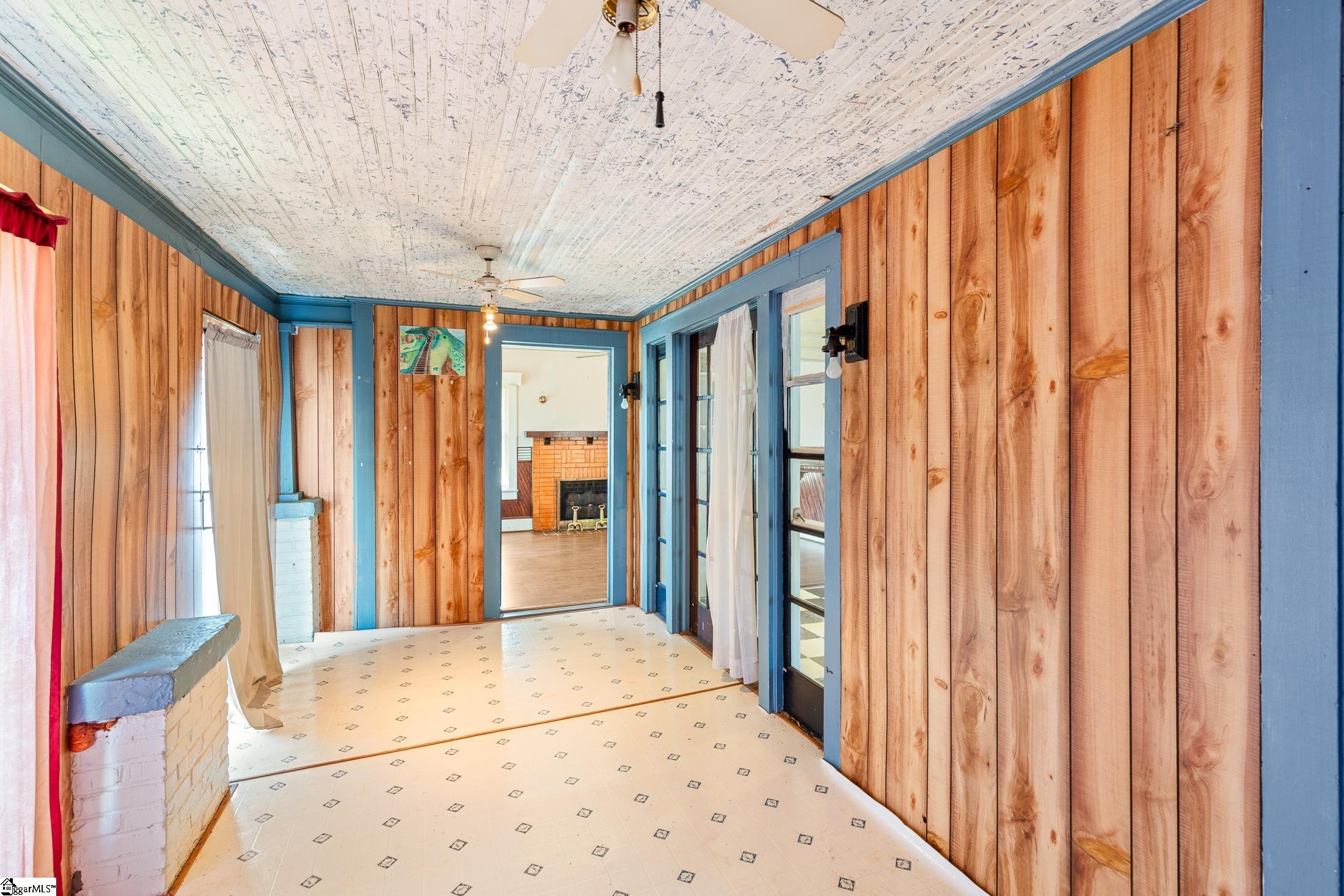 919 N Limestone Street Property Photo 10