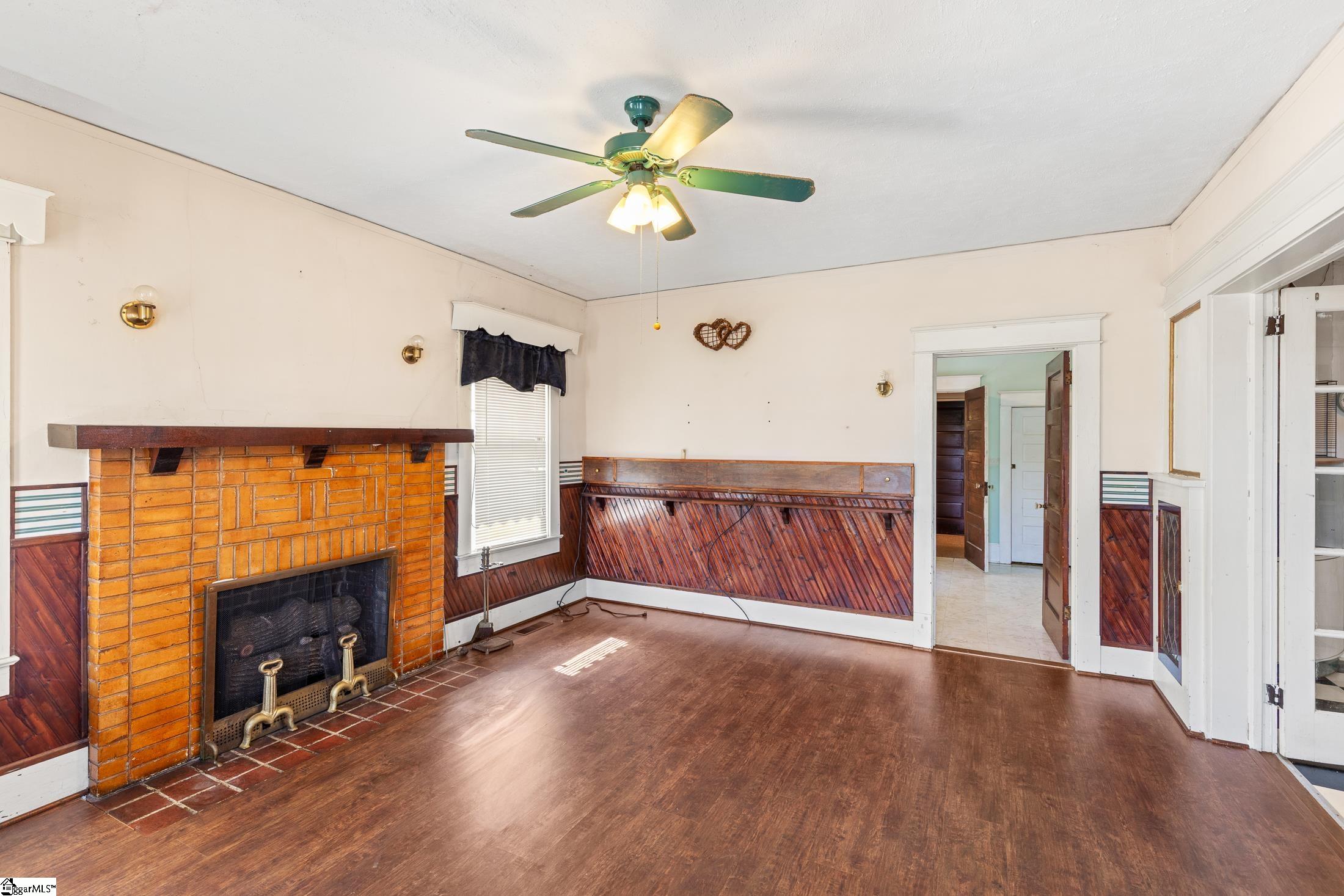 919 N Limestone Street Property Photo 11