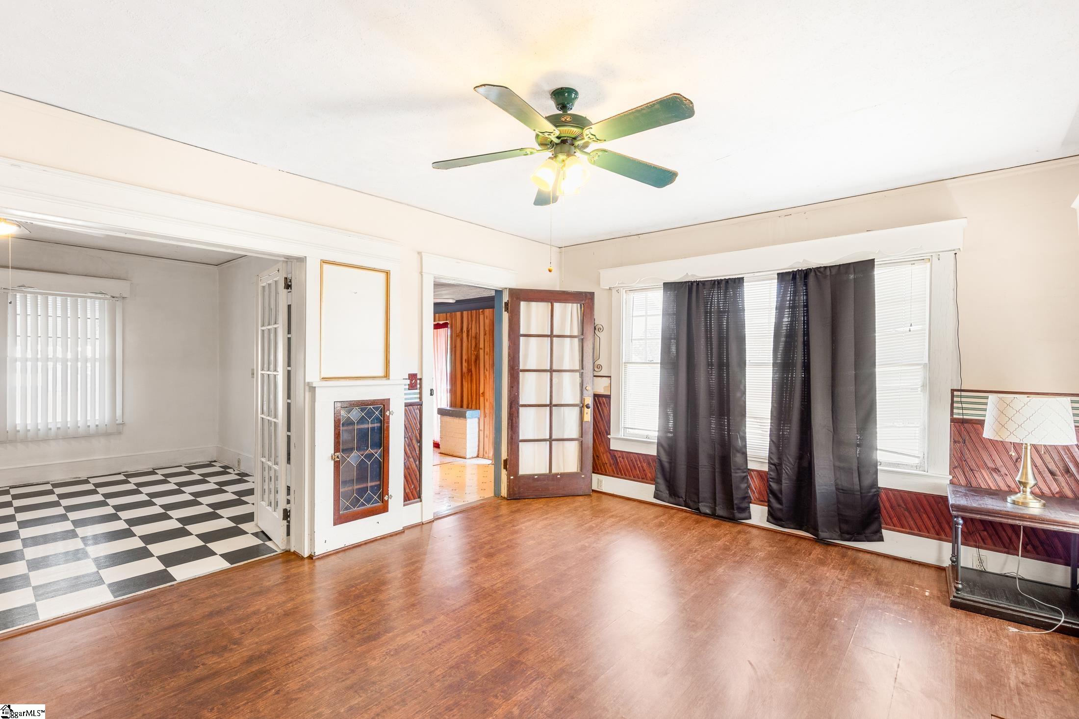 919 N Limestone Street Property Photo 12