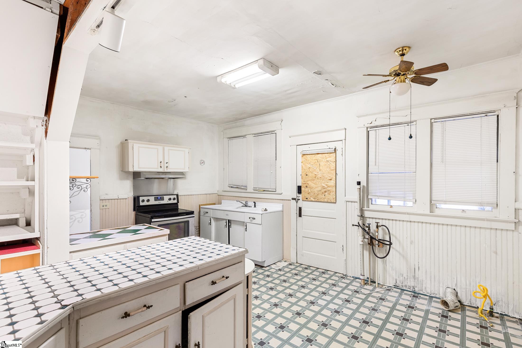 919 N Limestone Street Property Photo 18