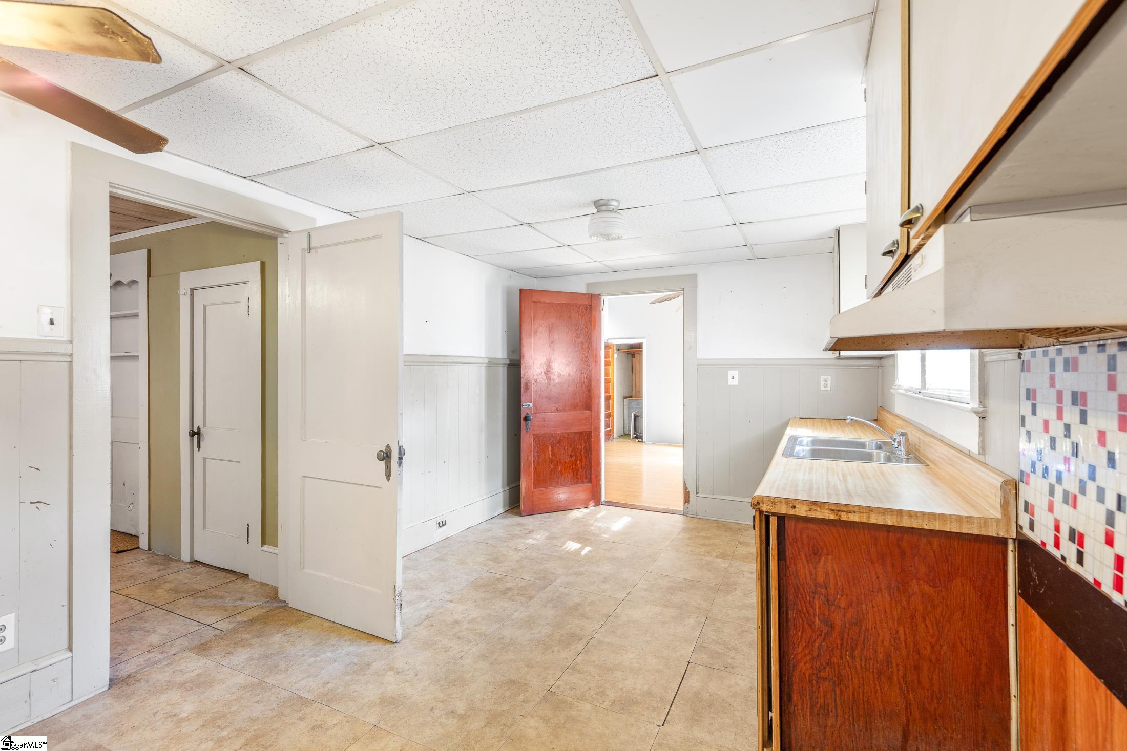 919 N Limestone Street Property Photo 29