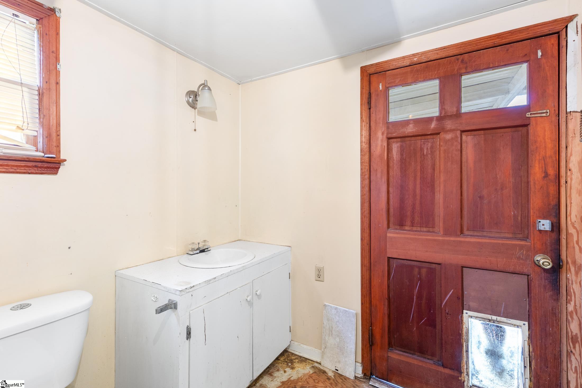 919 N Limestone Street Property Photo 31