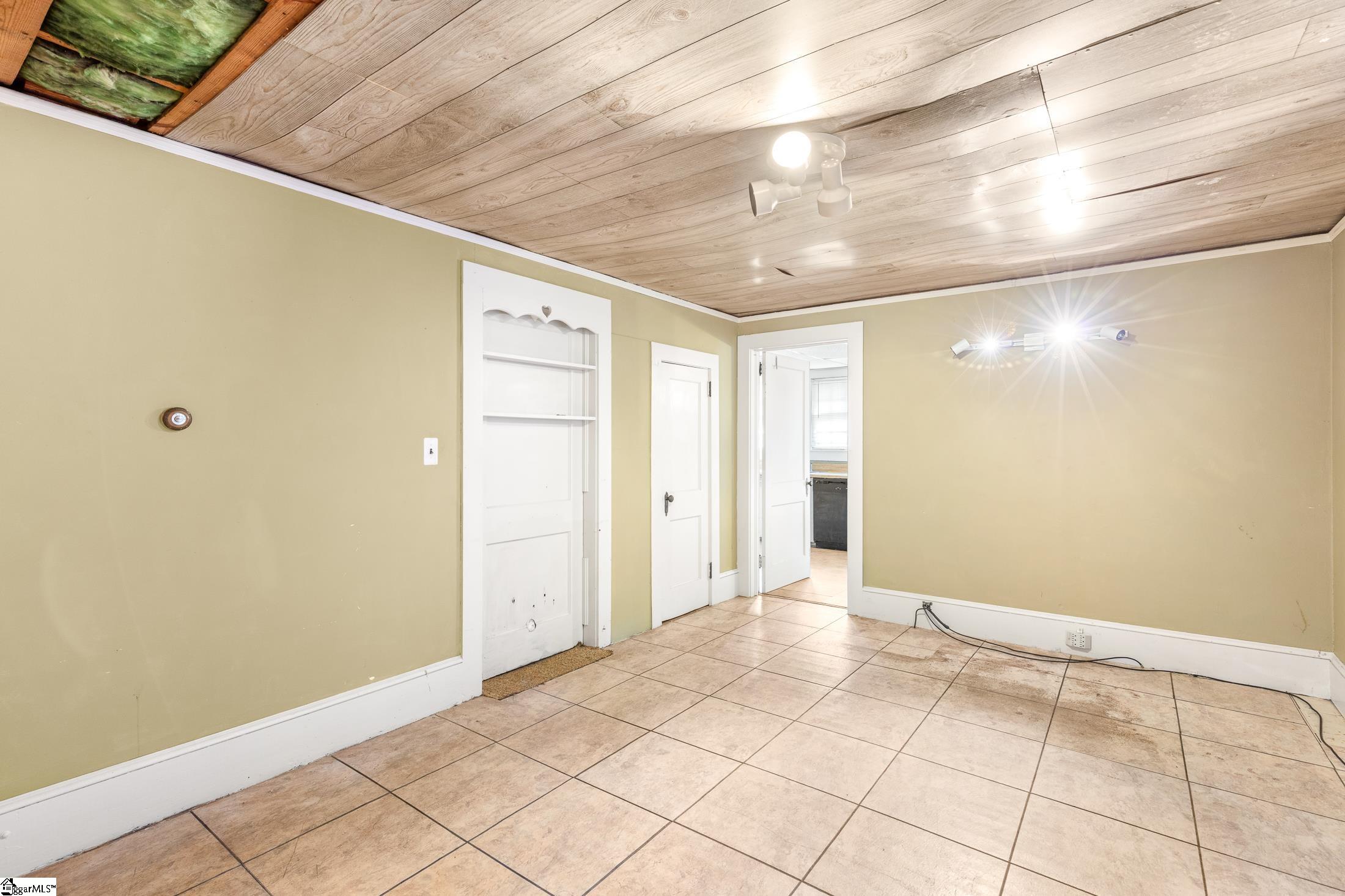 919 N Limestone Street Property Photo 34