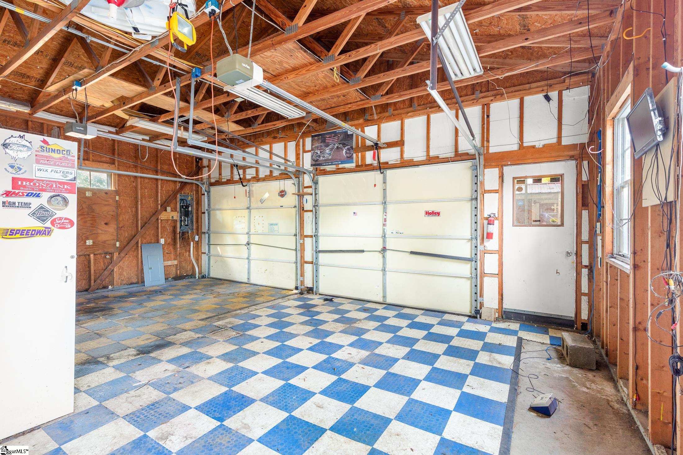 919 N Limestone Street Property Photo 35