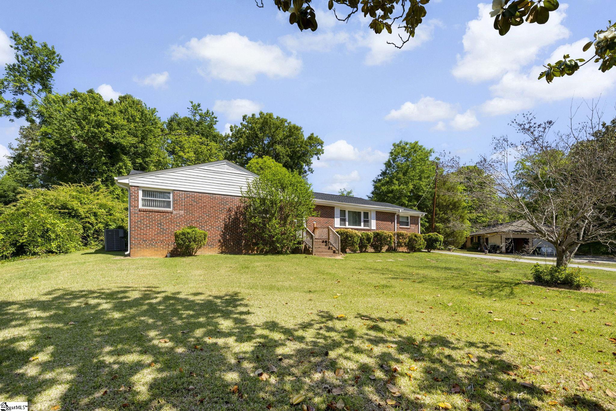 206 Greenbriar Drive Property Photo 3
