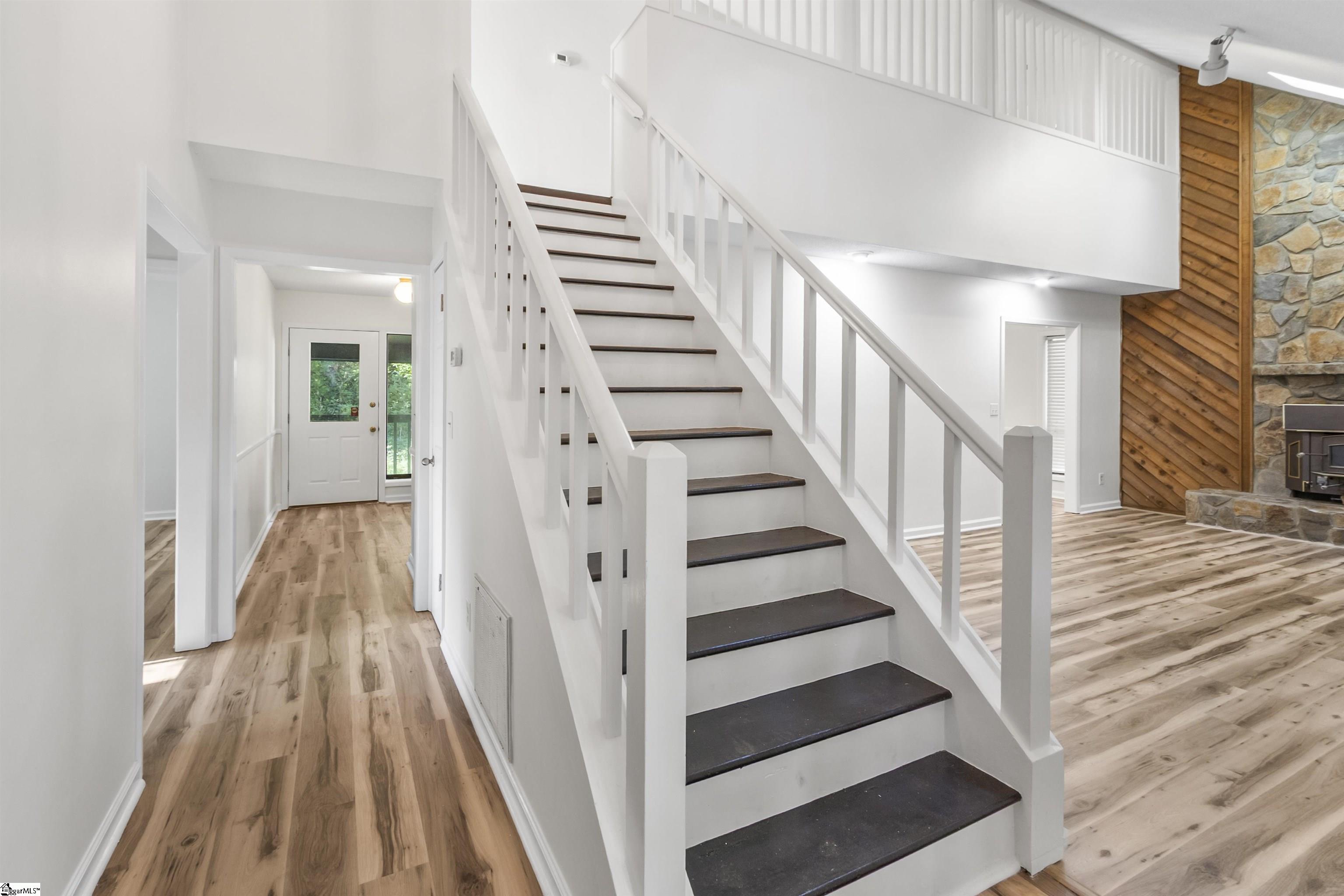 1404 Winding Way Property Photo 3