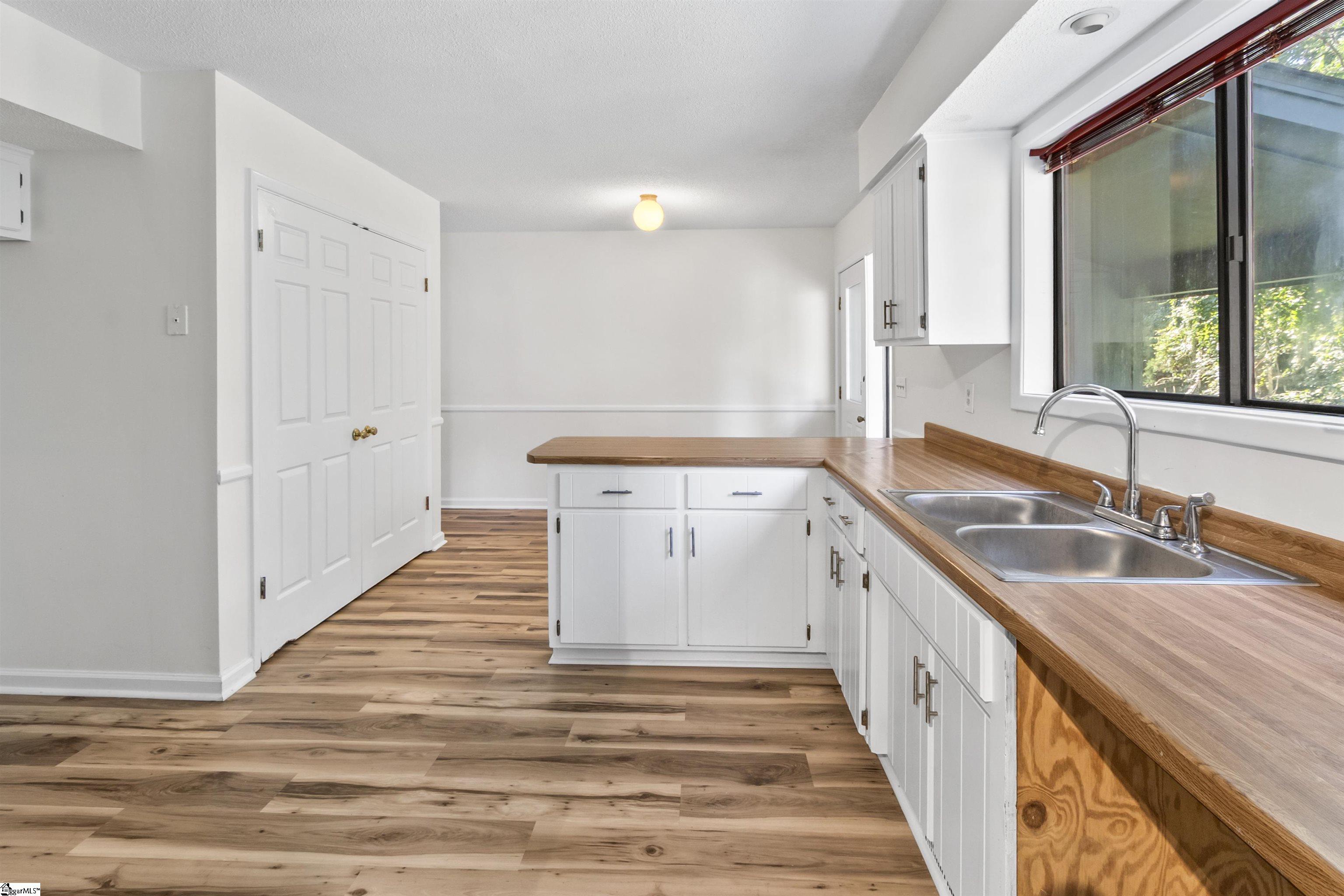 1404 Winding Way Property Photo 10