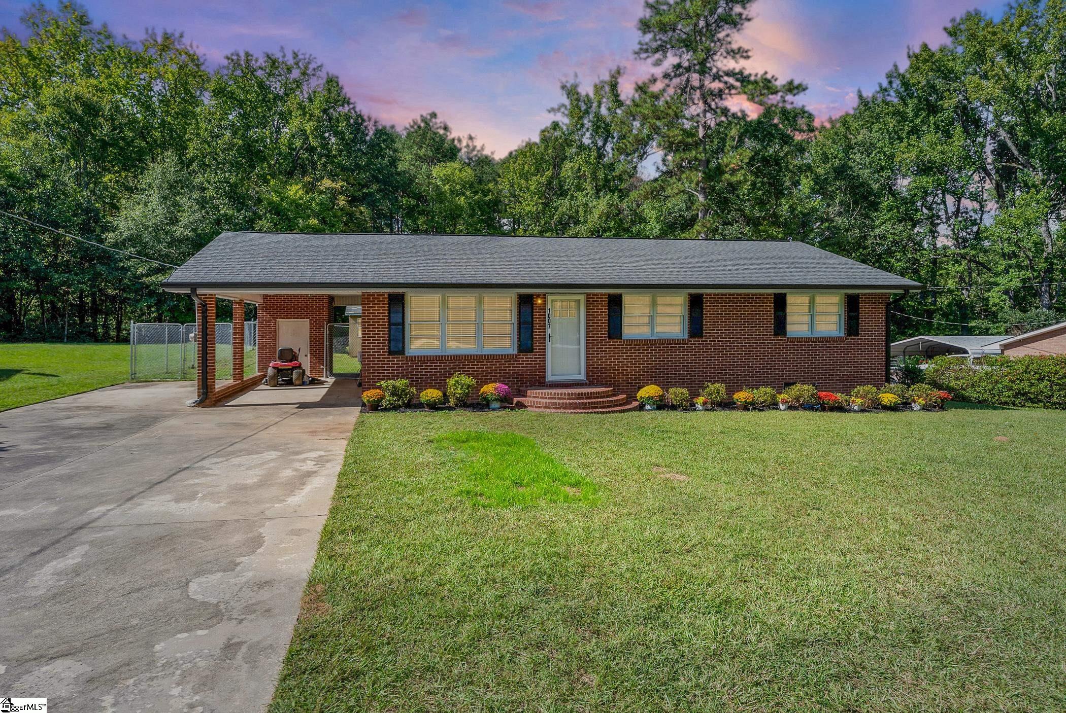 1007 E Northside Drive Property Photo 2