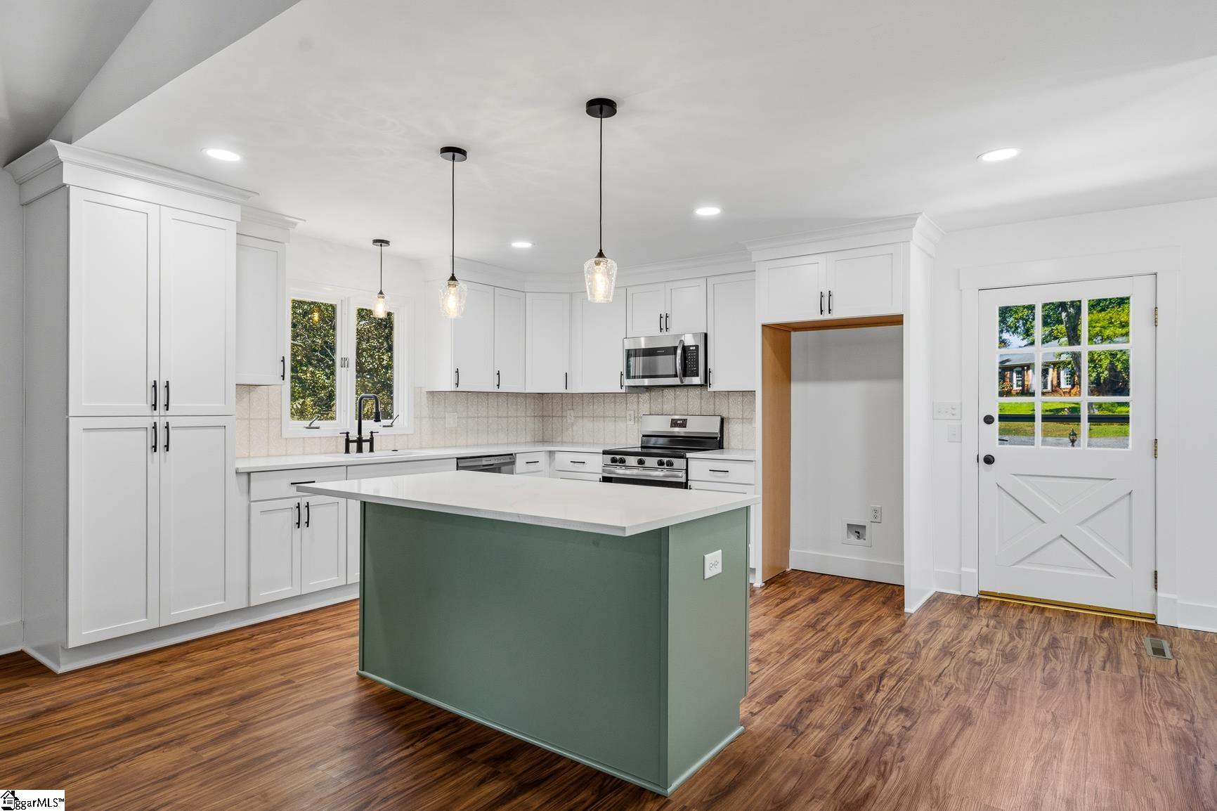 208 Williamsburg Road Property Photo 8