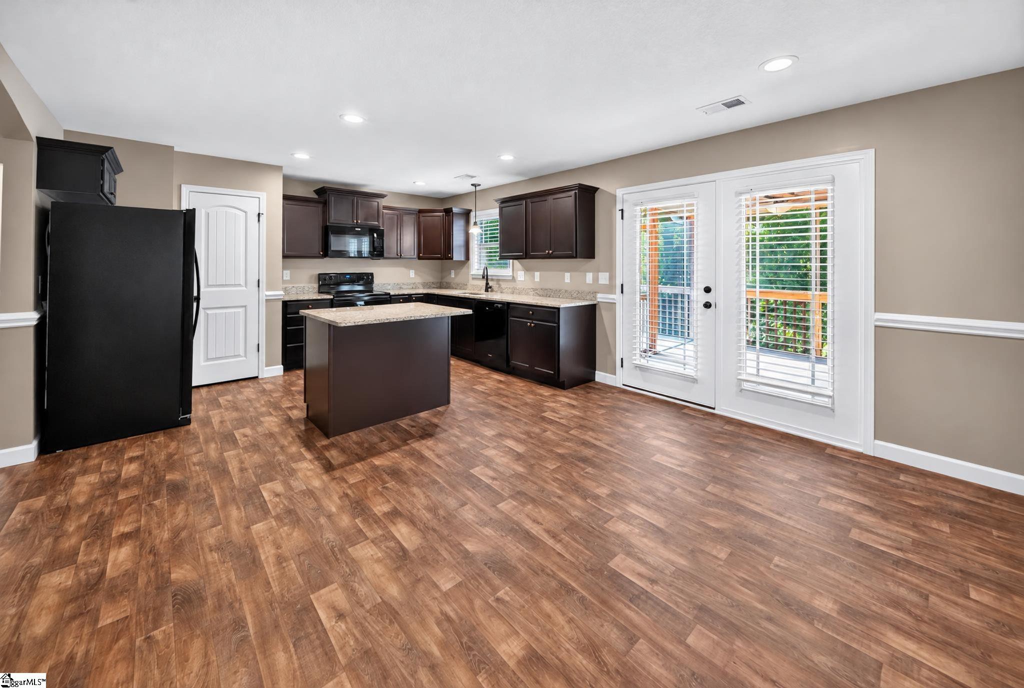 436 Shoreline Boulevard Property Photo 8