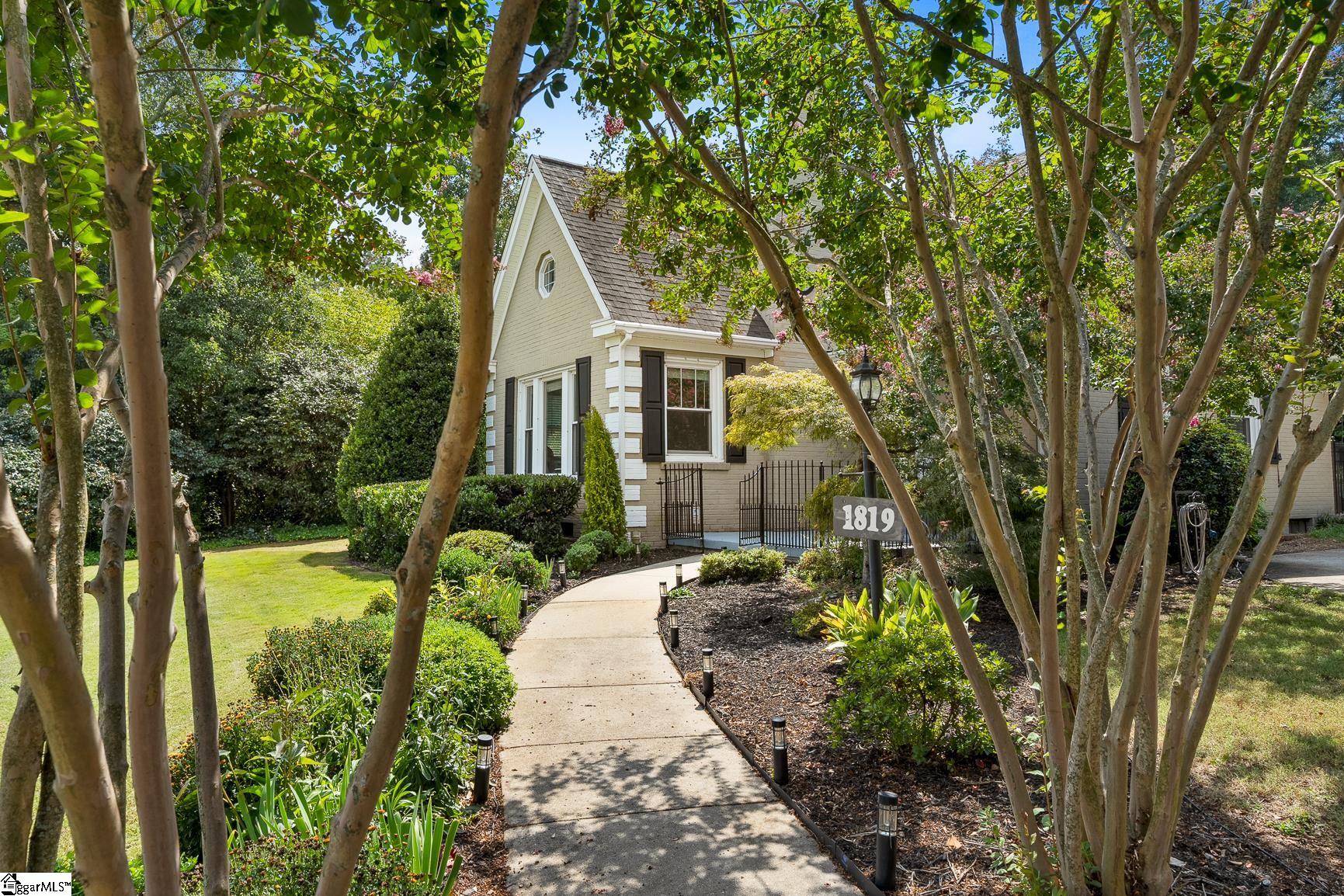 1819 Club Drive Property Photo 3