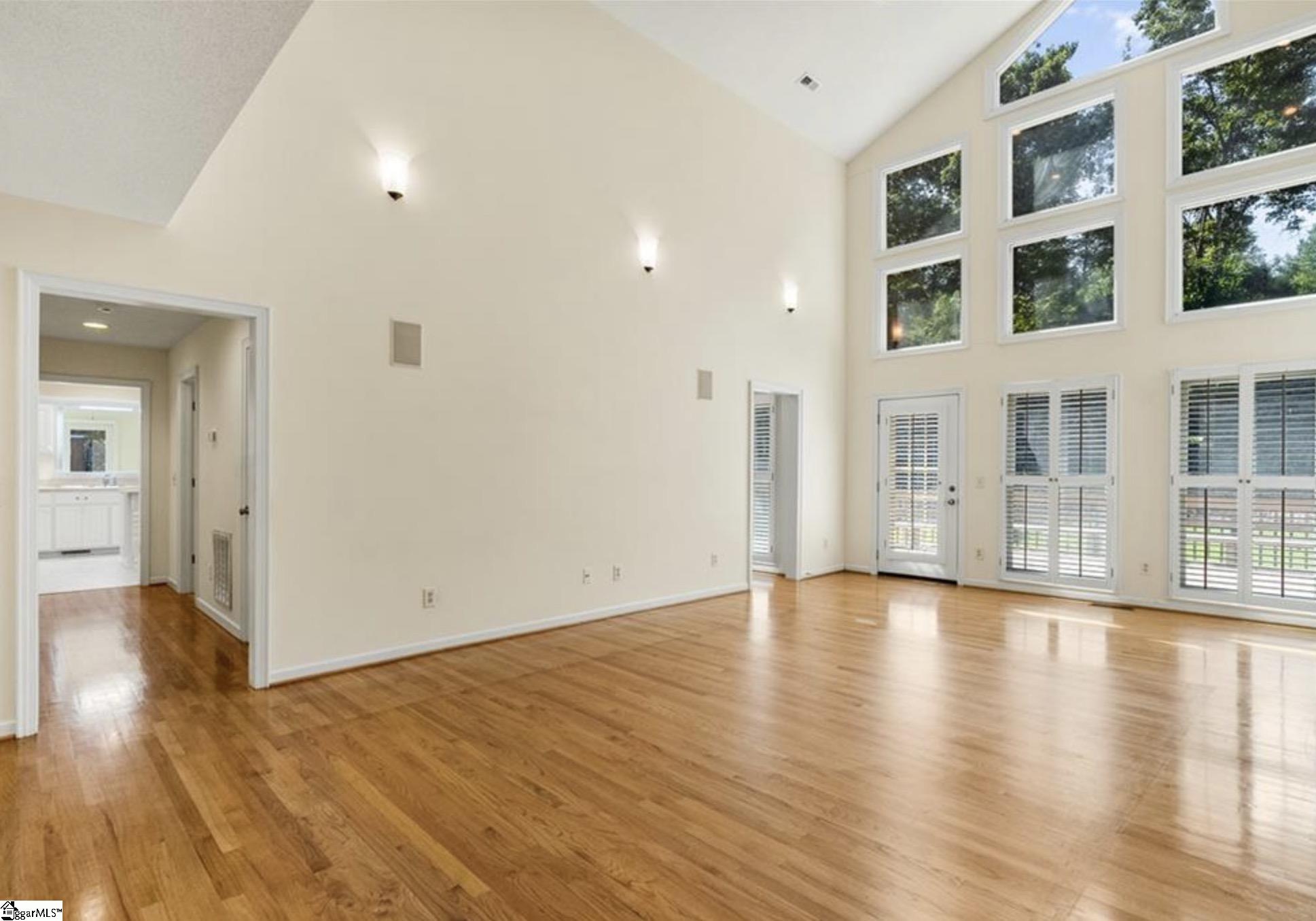208 Oak Hollow Court Property Photo 4