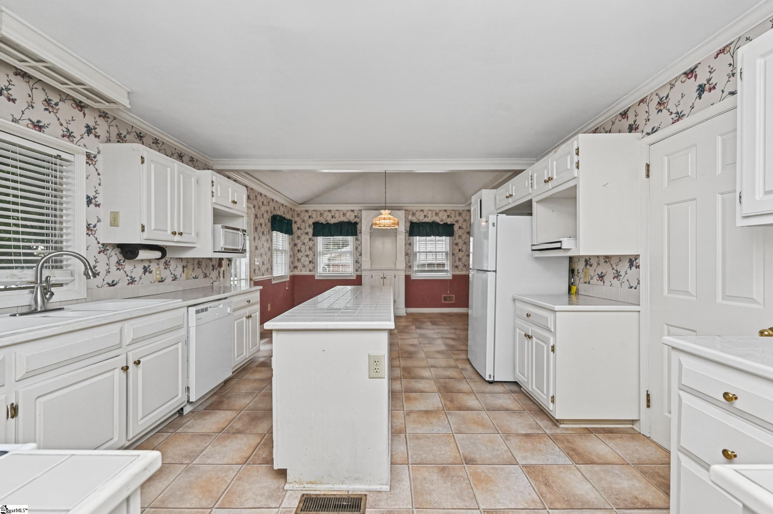 221 Lowndes Avenue Property Photo 8