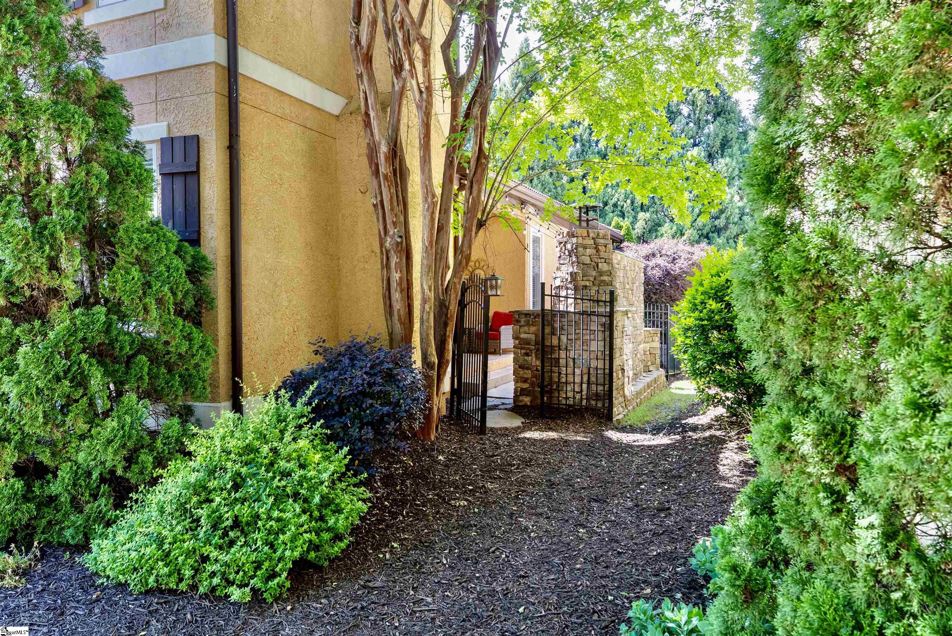 8 Arezzo Drive Property Photo 5