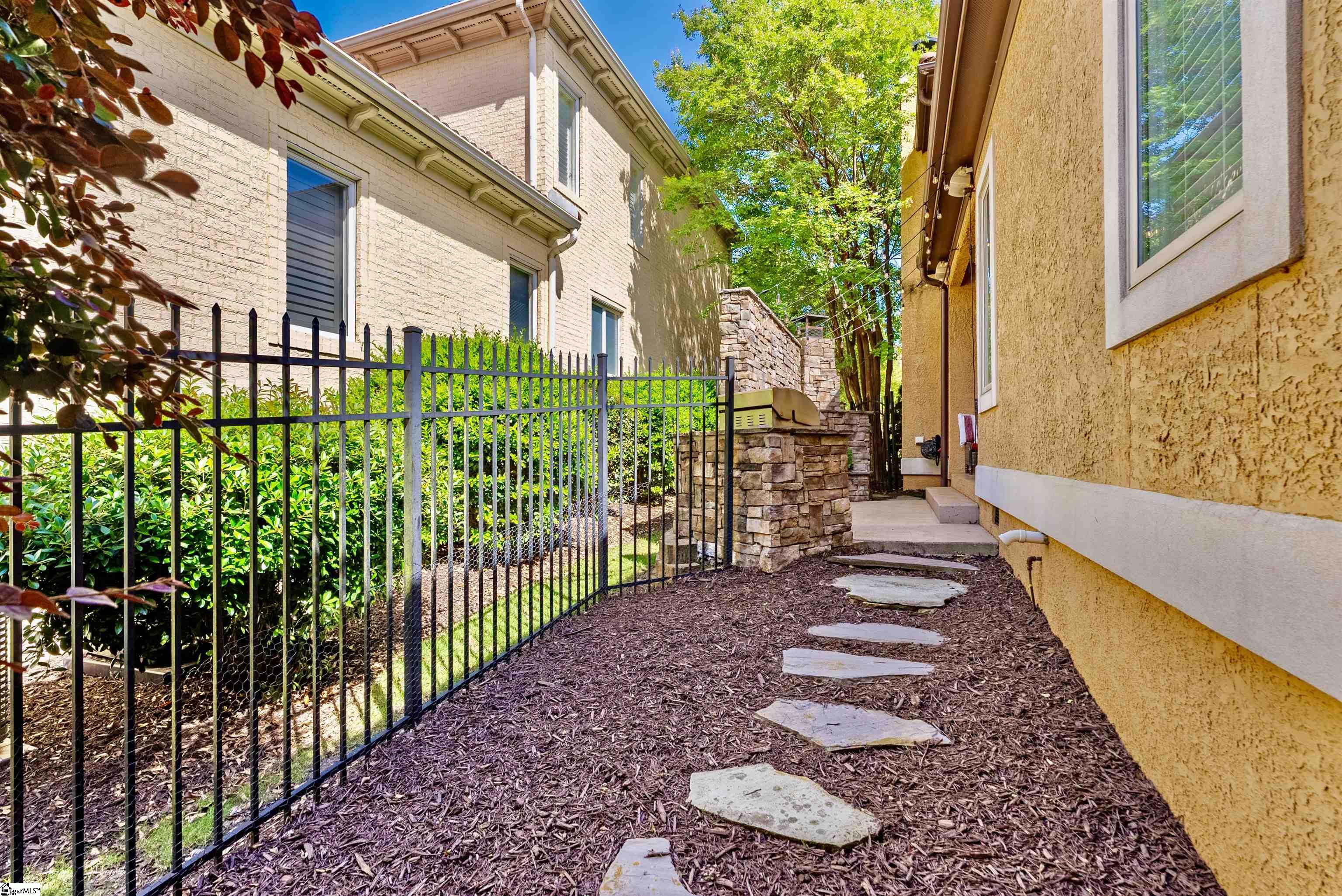 8 Arezzo Drive Property Photo 10