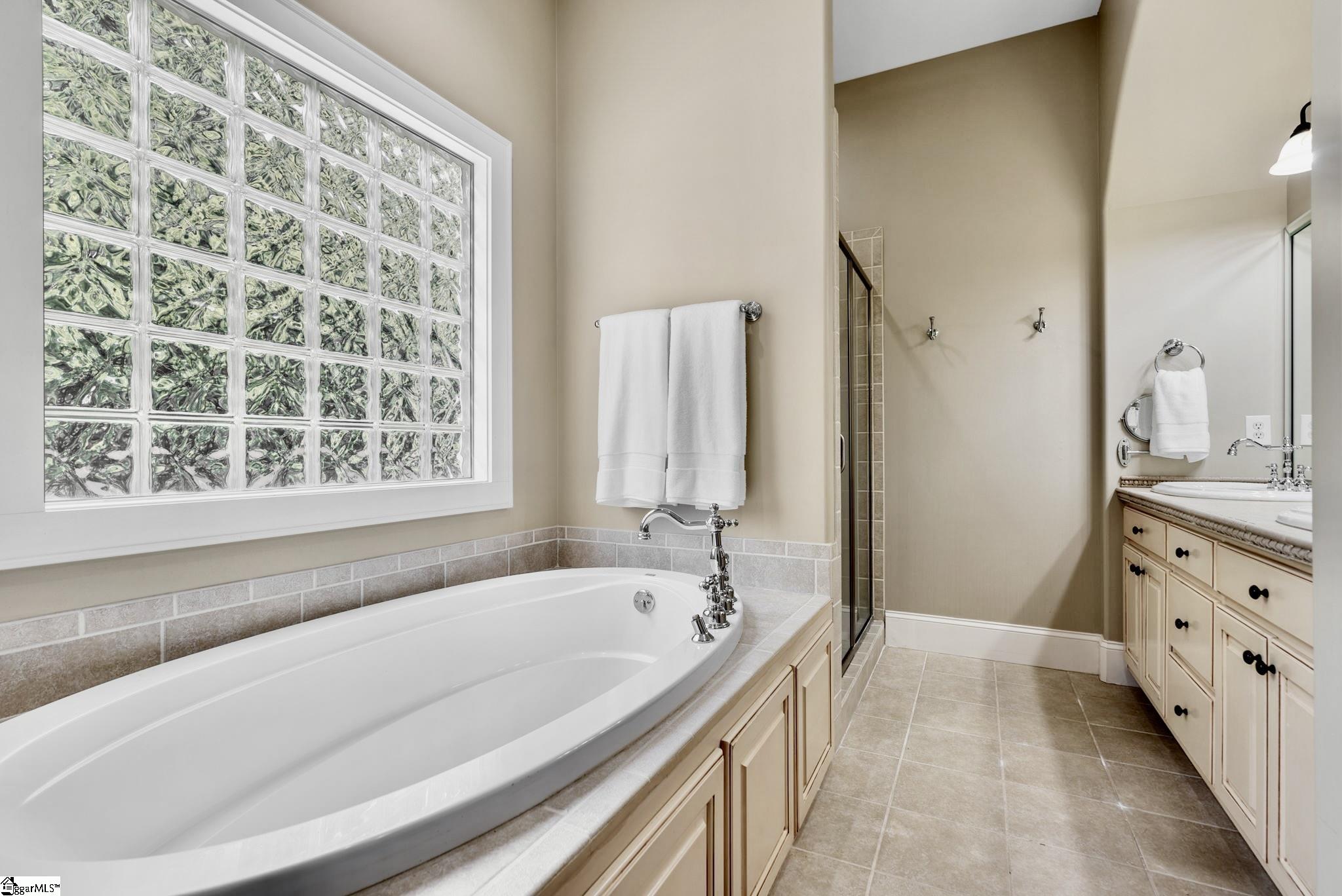 8 Arezzo Drive Property Photo 27