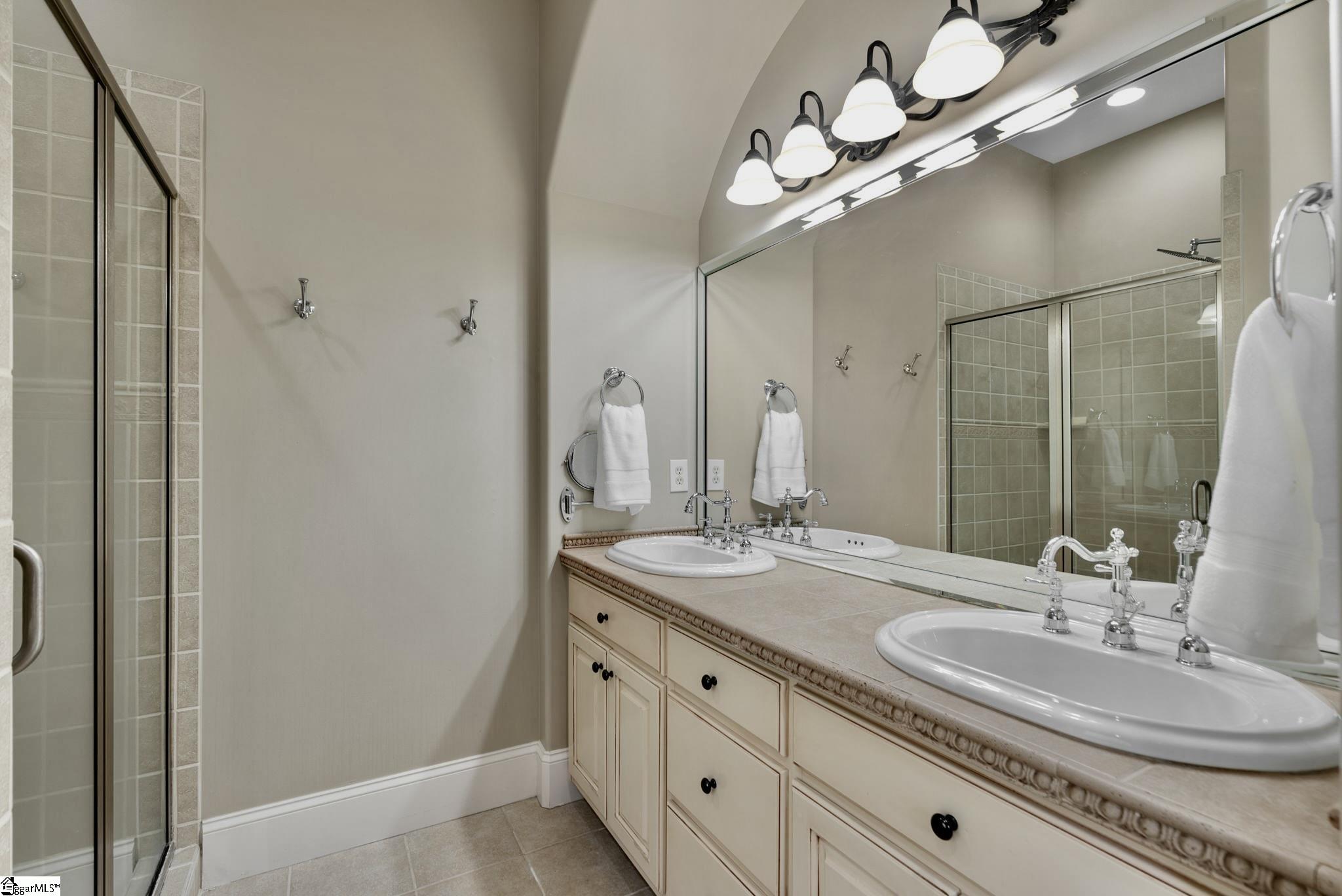 8 Arezzo Drive Property Photo 28