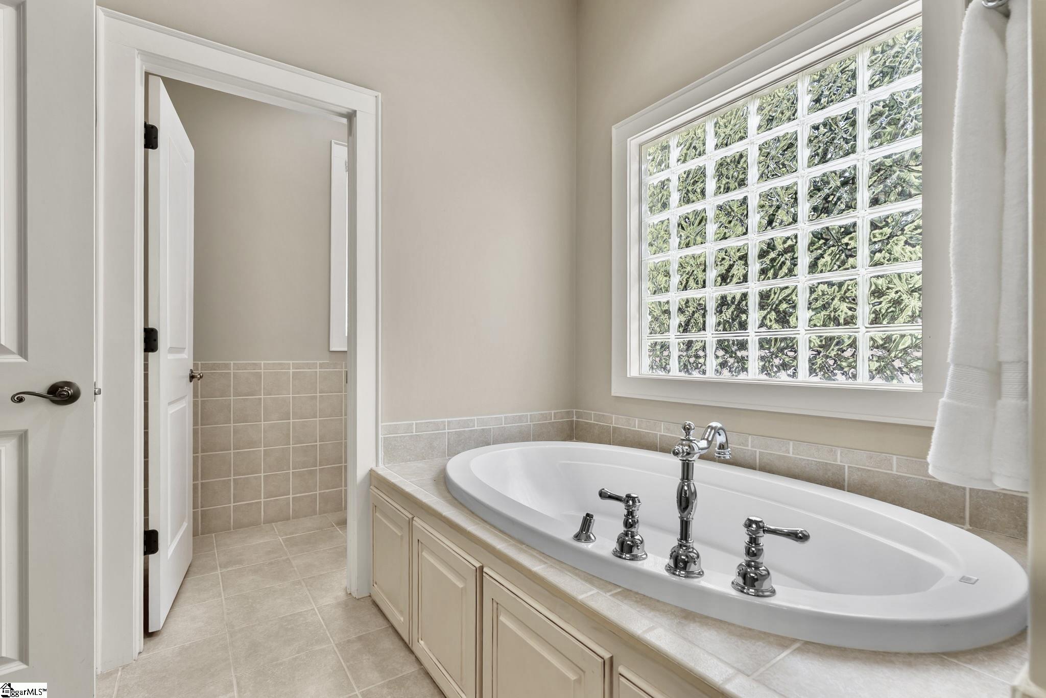 8 Arezzo Drive Property Photo 29