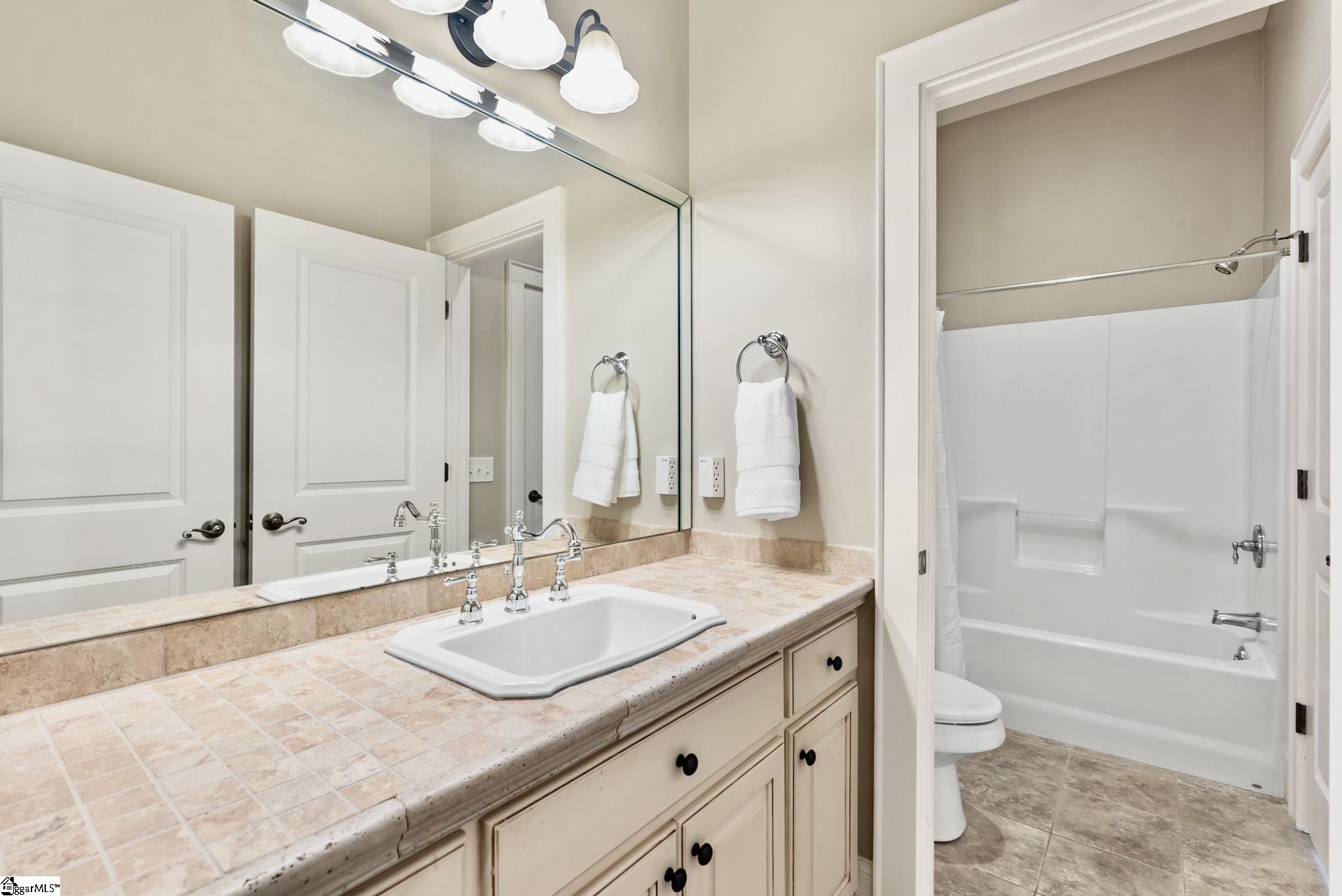 8 Arezzo Drive Property Photo 32