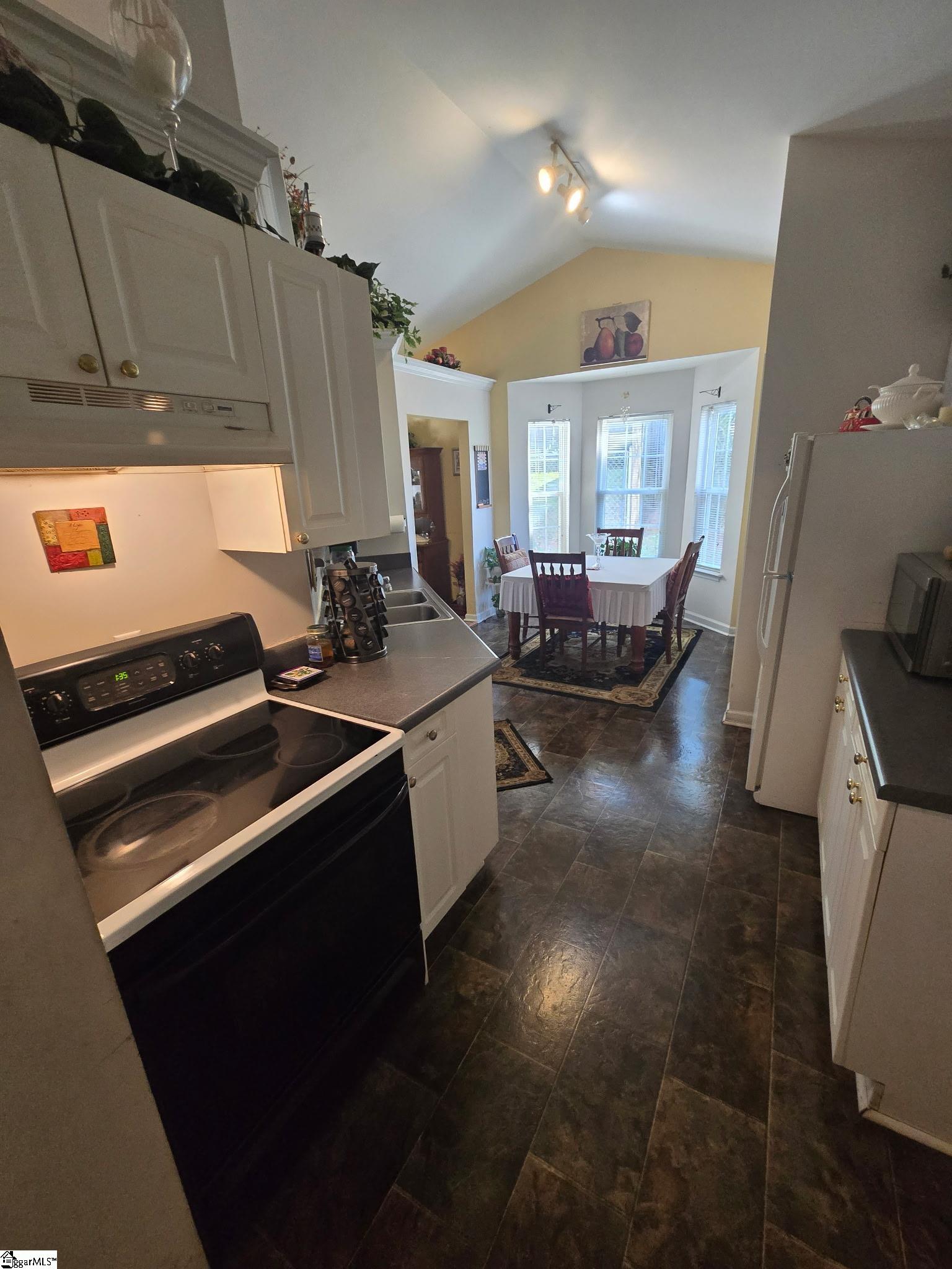126 Kingsgate Way Property Photo 8