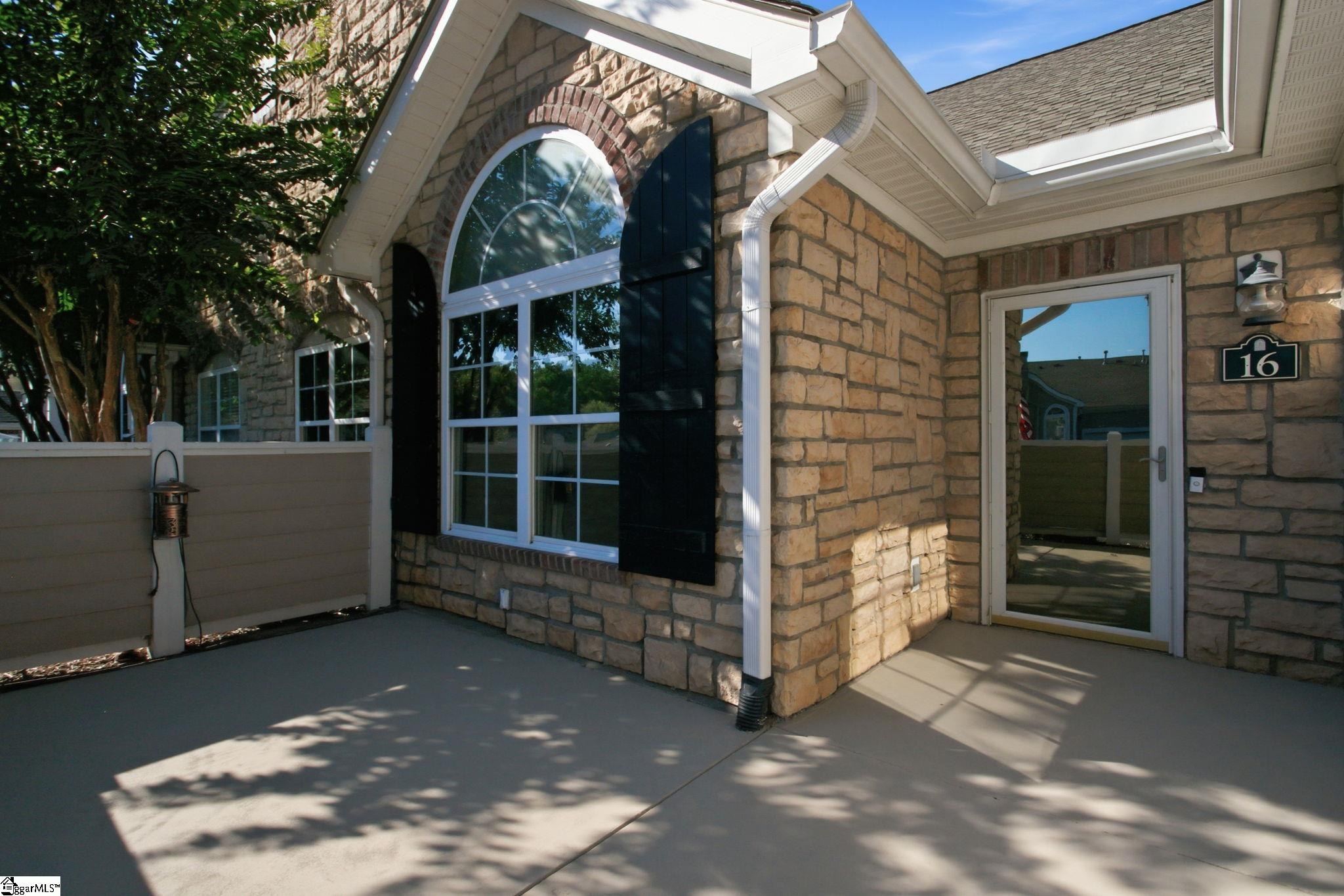 16 Fudora Circle Property Photo 2